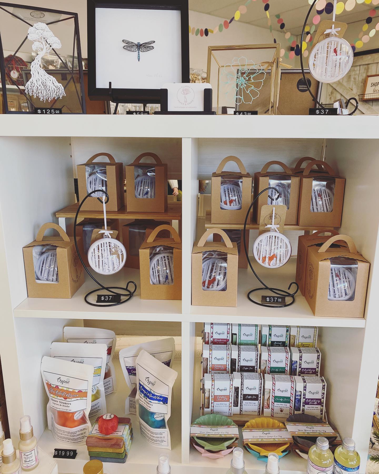 Ornament restock at @themakershubofcanada 🎄 More cardinals are now available, as well as blue jays and deer. Don’t wait too long because they are going fast!
#durhamregionhandmade