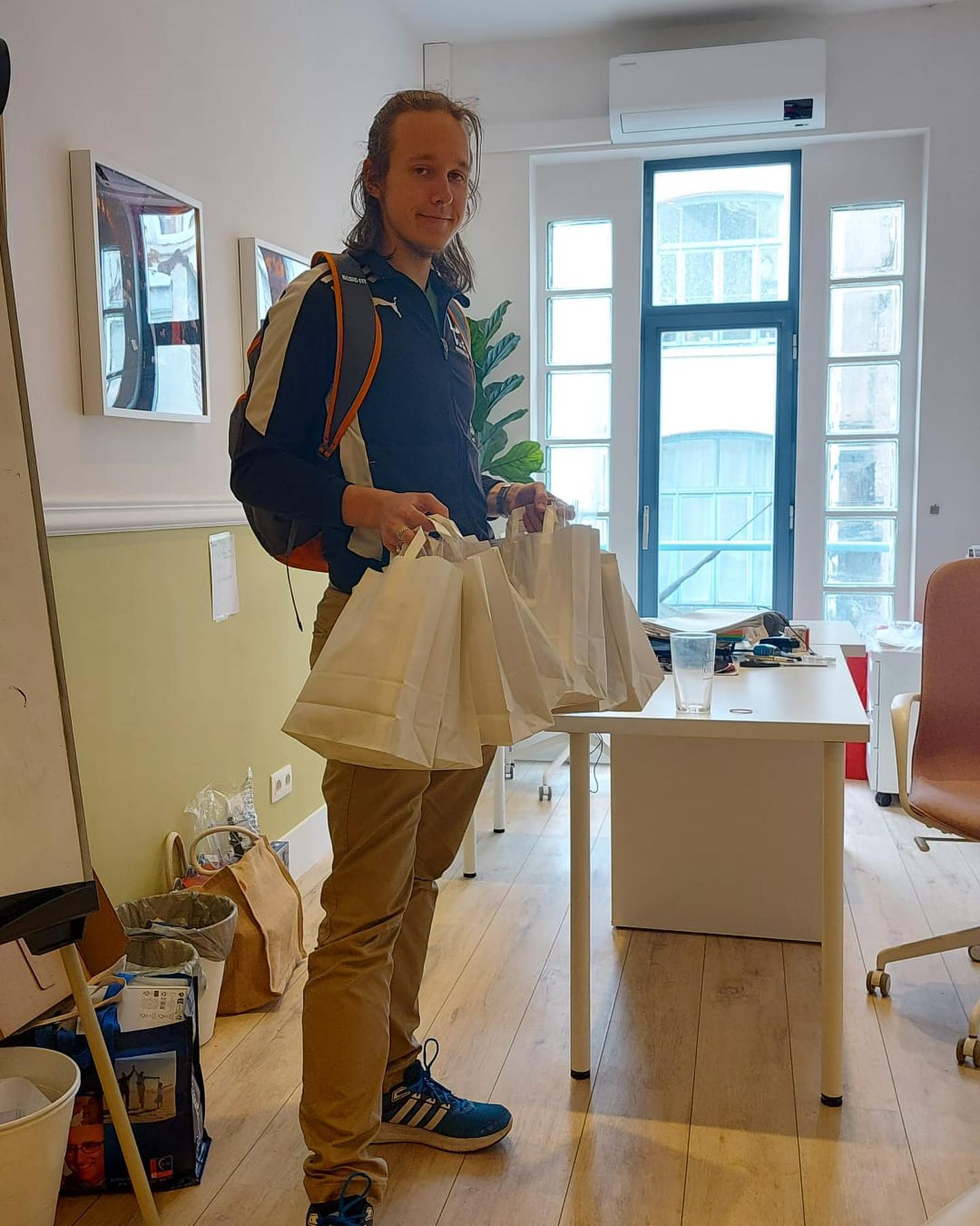 Every Friday, Viktor makes the Yachad tour to share with the community the delicious mini challot and cookies he has prepared. The Yachad project brings joy, meaning and a little bit of Judaism into the homes.
Making you happy and seeing your smiles is one of our motivations to continue doing what we do!
Because together #weareone
