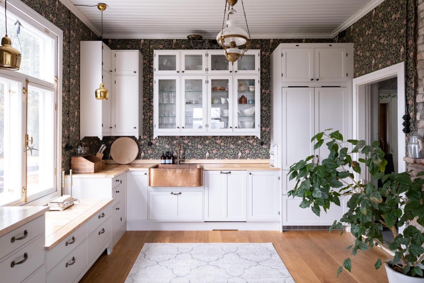 Ainutkertaiset puiset keittiökalusteet teemme asiakkaan toiveiden mukaisesti perinteisiä käsityömenetelmiä ja parhaita materiaaleja hyödyntäen. Kohtelemme kaikkia kohteitamme yksilöllisesti - haluamme luoda töillemme oman hengen ja tunnelman, persoonan. Käsityö, tarkat mittaukset, suunnittelu ja laadukas puusepäntyö koostavat kokonaisuuden, jossa tunnet olevasi kotona. ❤️