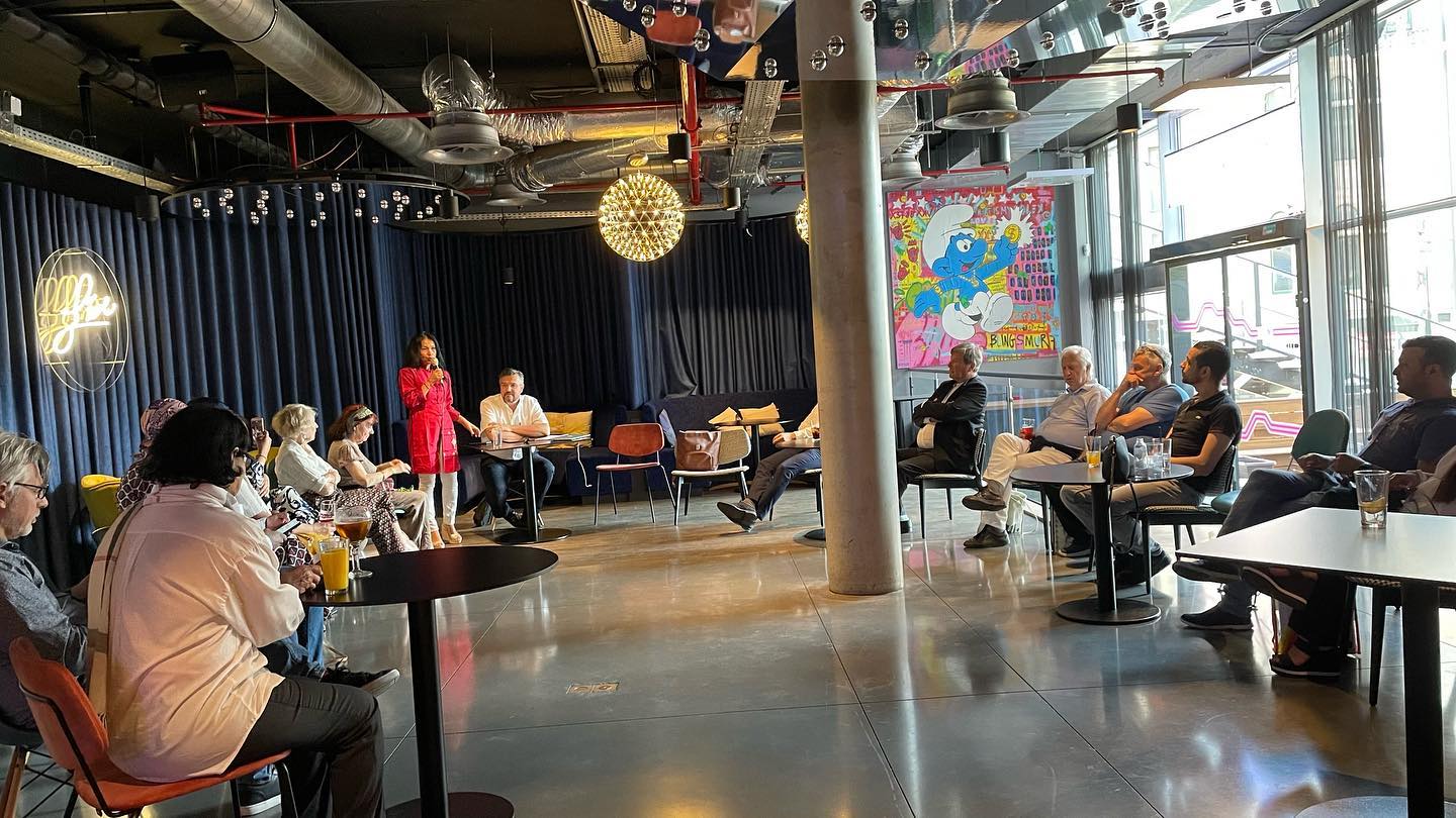 Les apéros du vivre ensemble ! Un peu de boissons et des petits-four mais beaucoup de discussions et de partage ! Cet apéro a pour thème principal « Le Bouddhisme de Paix » avec Denis Le Blond, Administrateur de l'Union des
Bouddhistes de Belgique.
Comment vivre ensemble tout en respectant les cultures et convictions personnelles des autres ? C’est toujours un plaisir de recevoir des personnes d’horizons différents pour discuter de nos points communs 🤩
#diversity