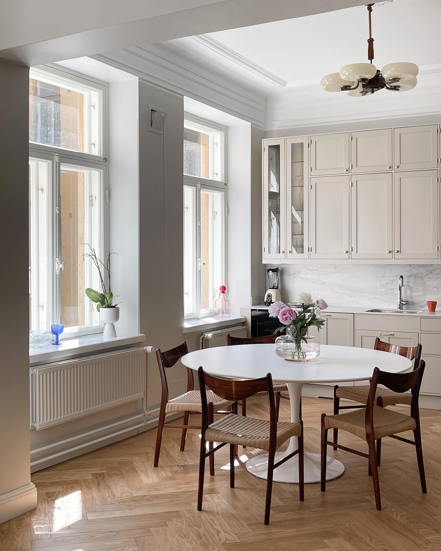 Juhannus ja kukkapenkistä napatut pionit… 🌸
Puuhuoneen väki toivottaa sinulle leppoisaa juhannusta. ☀️