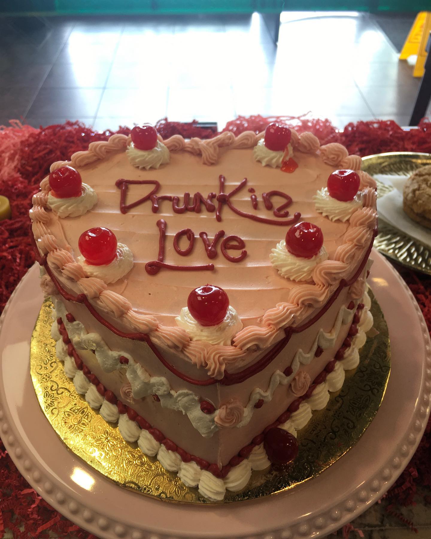 Express your love with a Sweetheart Valentines Cake this Valentines ♥️ Call to place your order today ❤️#valentines #sweatheart #love #pastries