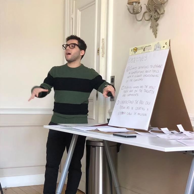 Oui les discours de haine nous entourent constamment que ce soit dans la vraie vie ou sur les réseaux sociaux
@helldan98 nous a donné un workshop fabuleux sur la reconnaissance des discours de haine et comment s'en protéger!