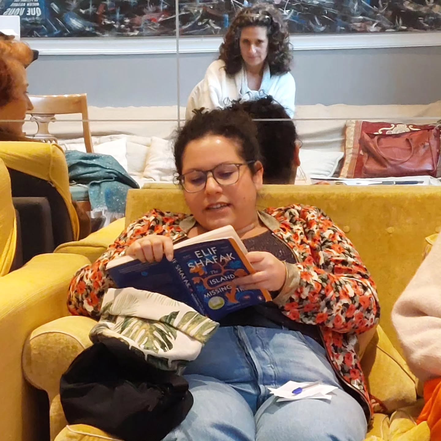 Book club sur le livre "L'île aux arbres disparus" de @shafakelif présenté par notre passionnée de bouquins, Sharon ! Nous avons rencontré beaucoup de nouveaux visages de femmes lors cette activité, merci à toutes pour votre bienveillance et votre partage 💕