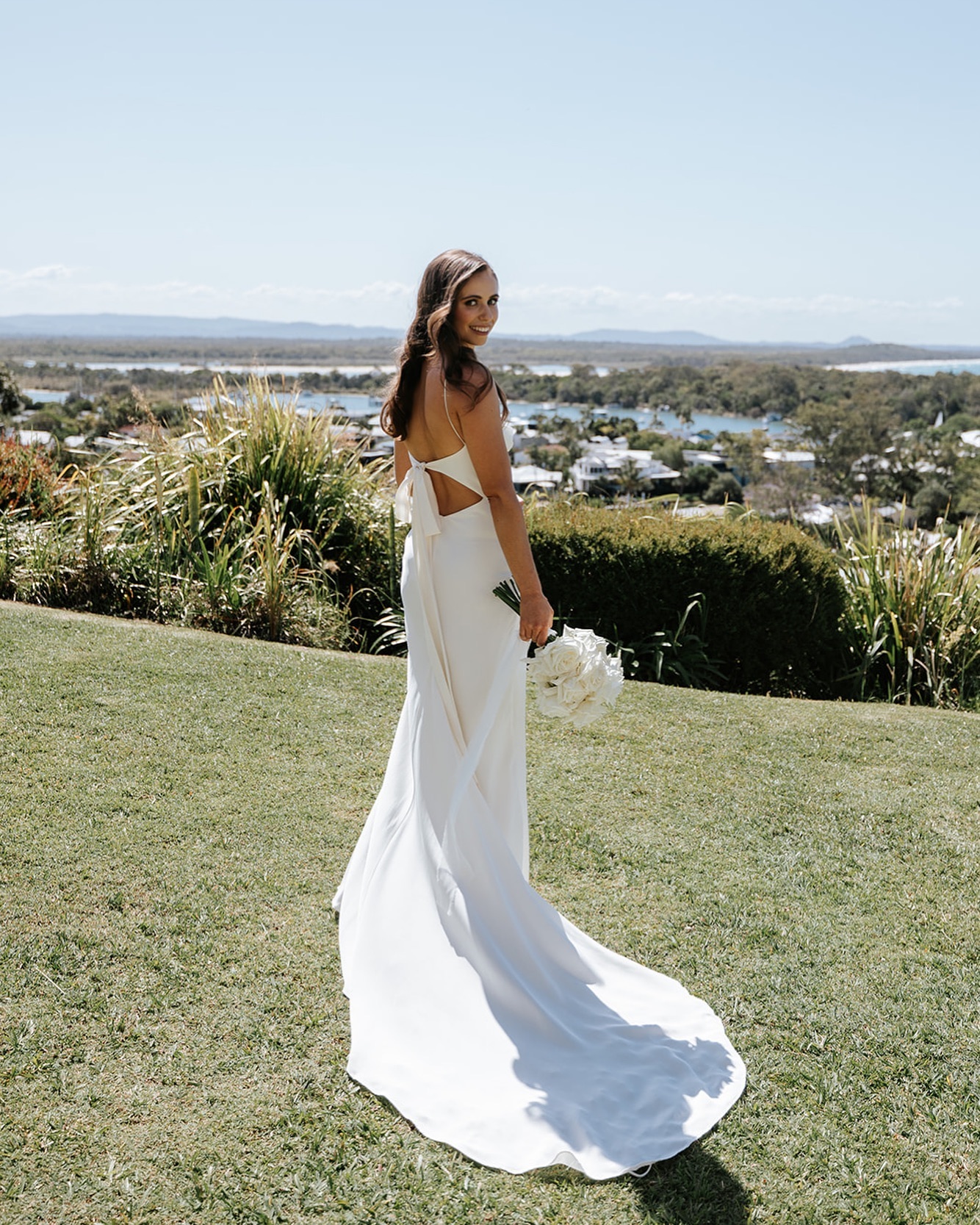 Sophie’s wedding bouquet - timeless & effortlessly chic 🤍
Created using reflexed, premium Colombian white roses
#brisbaneflorist #brisbaneweddingflorist #brisbanewedding