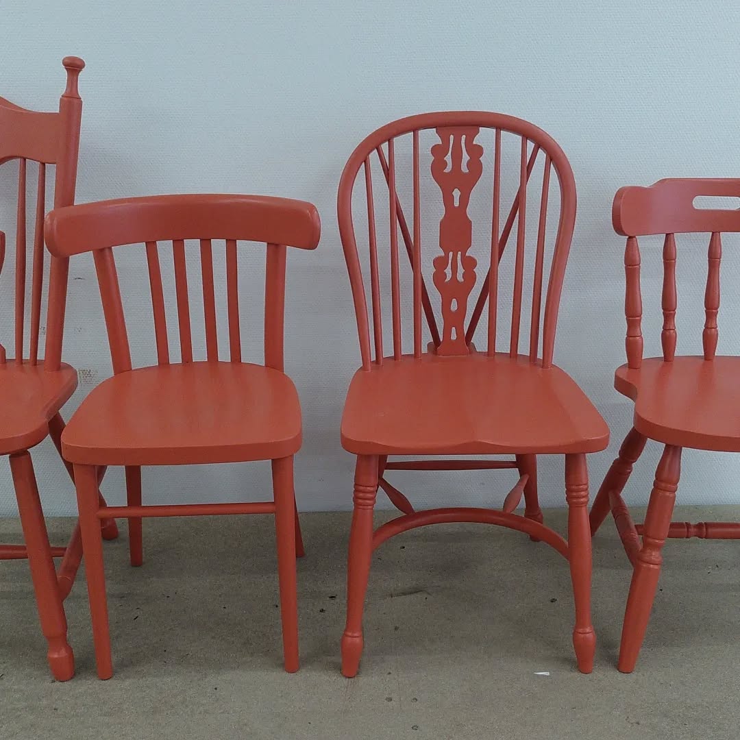 Oeps... Zomaar vier stoelen teveel gemaakt. En nog wel in dezelfde mooie kleur. Prachtig stel toch? Ze zijn te koop bij Dokwurk voor de "oude" prijs! Stuur ons een berichtje als je interesse hebt.
#TheUpcycleCollection #perongeluk #grijpjekans #duurzaaminrichten #byLouiseCohen