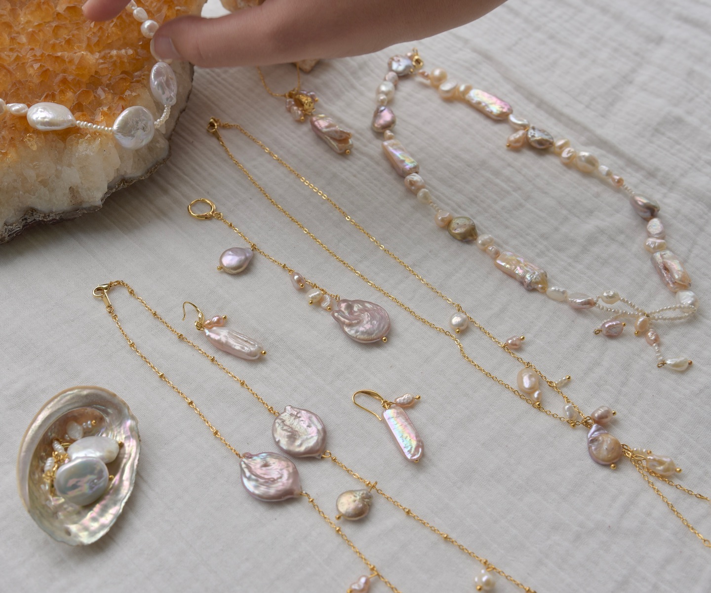 A closer look at @arunacurations handmade baroque pearl jewellery 🕊️ Shop the full collection at irisandelle.com.au for the perfect bridal party set or as a gifting add on to make your next flower order extra special ✨