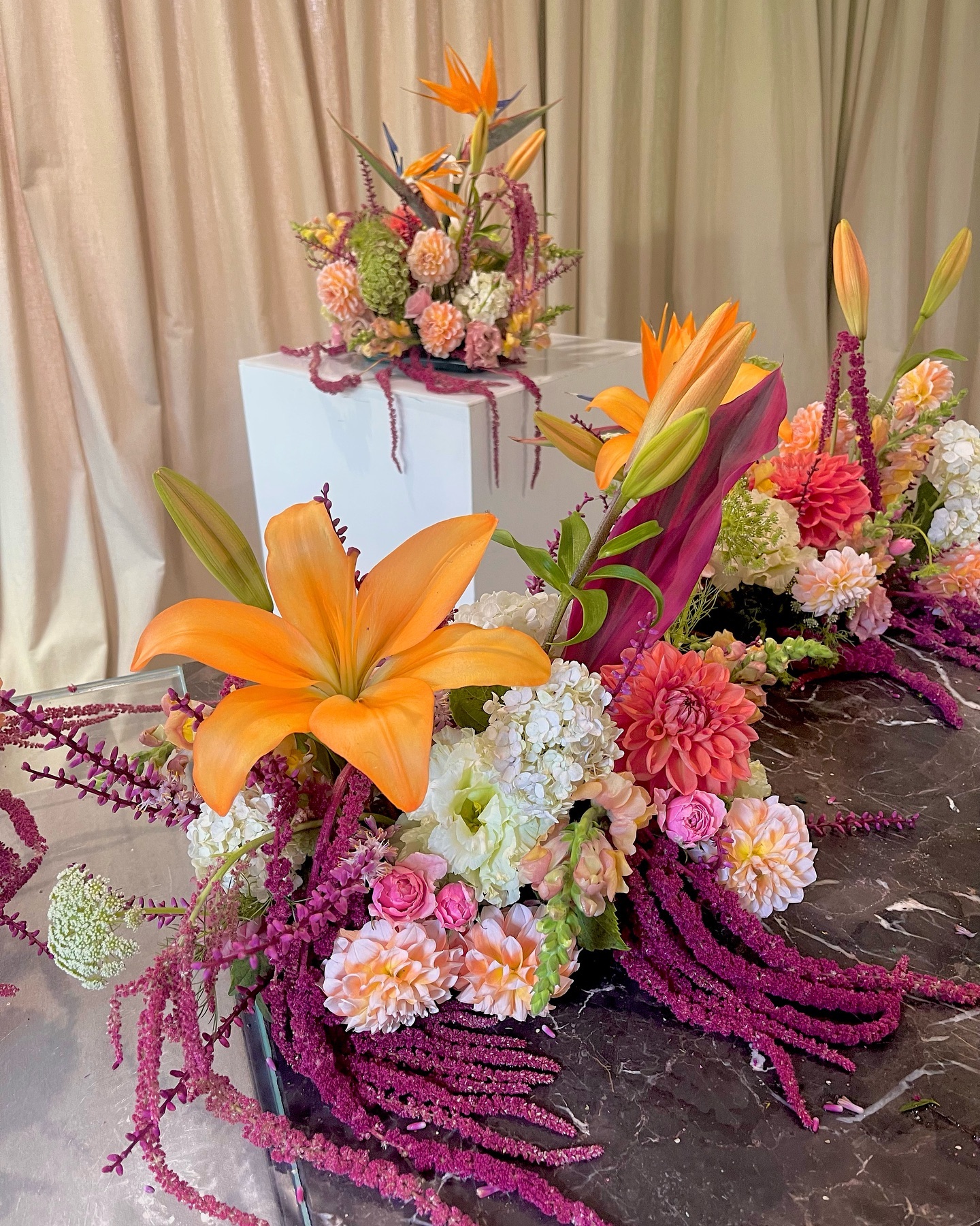 Tropical vibes in studio 🌞❤️🔥 The perfect table arrangements for when the criteria is ‘effortlessly cool’
If this is the look you’re after, we’d 🧡 to hear from you!
For all event enquiries reach out via Instagram DM or email enquiries@irisandelle.com.au
#brisbaneflorist #brisbaneevents
