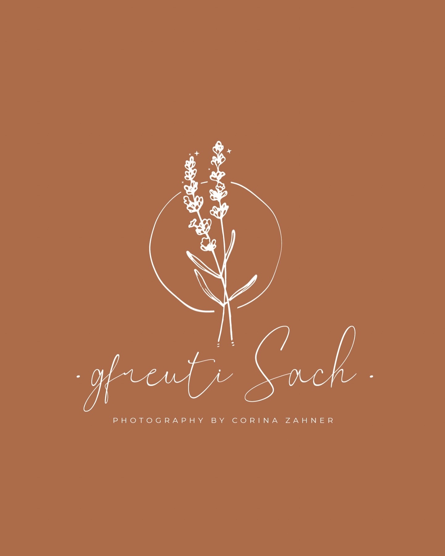 M E I N L O G O ♥
You are allowed to bloom! *✧ .°˖
Blumen blühen einfach, egal was die anderen drum herum denken oder tun. Wieso nicht auch du? ♥
Jede darf sein und leben wie sie möchte - auf ihre eigene ganz besondere Art und Weise. Wir sind alle wundervolle, bezaubernde Seelen. Wir alle sind es wert. Wir dürfen blühen und erstrahlen - heller als es uns die Anderen erlauben. *.°˖
Genau das möchte ich dir zeigen und zu spüren geben: In einer Wiese voller Blumen bist DU die Schönste. ♥
Nun los – schaffen wir gemeinsam unvergessliche, emotionale, zeitlose und „gfreuti“ Momente! *✧ .°˖
——
Logo und Branding by the one and only @simply.ld
Design und Gestaltung Website by @simply.ld
#branding #portraitphotography #couplegoals #shinysoul #newbornphotography #sisters #soulbusiness #reportage #coupleshooting #bestfriendshooting #gfreutisach #schmerikon