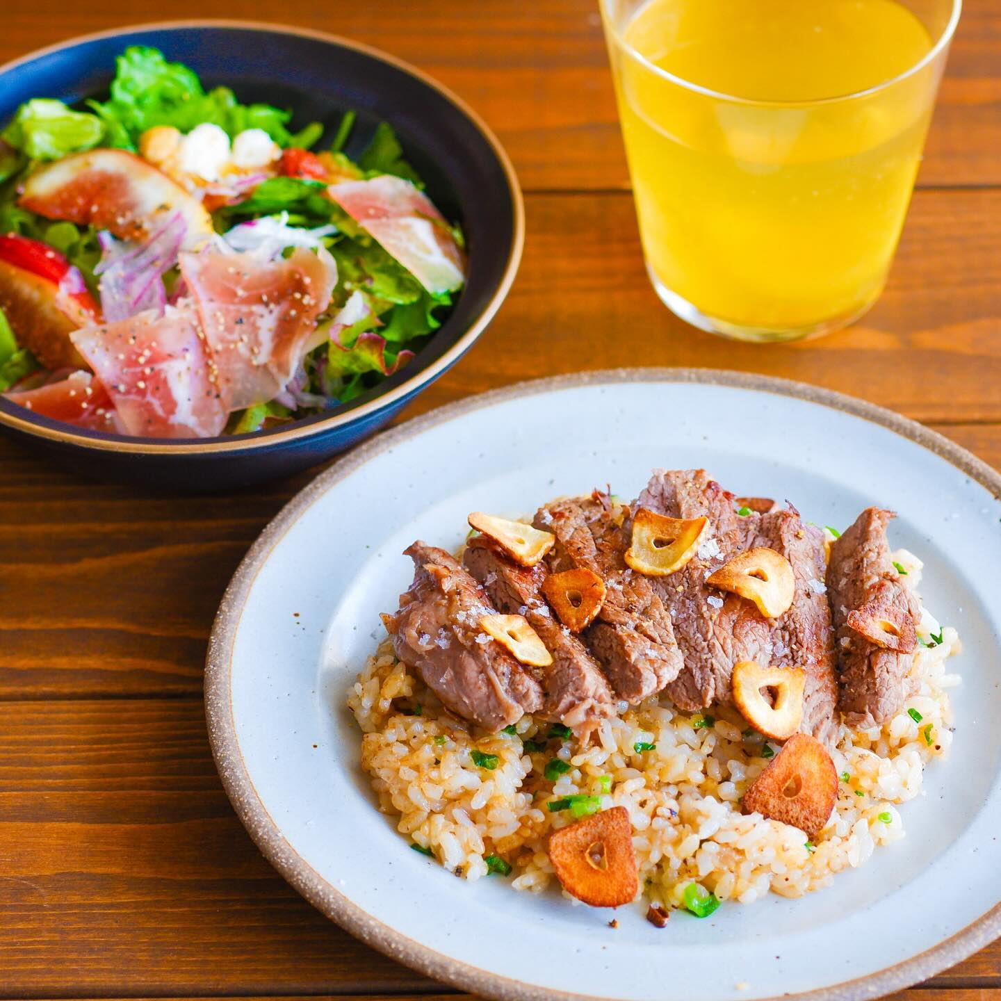 ステーキのせガーリックピラフ
.
.
この前日、ジョナサンの同メニューおいしそう、と極限まで悩んで頼むのをやめたので、おうちで自作🥩
ちょっと焼きすぎたけど、たまのお肉食べたい!欲は満たせたかと😊
.
奥のサラダは大好きなサミットで買ったいちじくと生ハムのサラダ🤤
サラダだけで本当に種類が多くて、野菜不足やアイディア不足の時に足を伸ばして買いに行ってます。
.
最近は特に忙しくもなく、夏休みを久々に満喫してたくさん遊び、父の初盆も無事終わり。
厄祓いにも行ったのでやっと本来のわたしのコンディションが戻ってきた気がします💪笑
.
#管理栄養士 #調理師 #フードコーディネーター #フードスペシャリスト #発酵食スペシャリスト #薬膳コーディネーター #nadiaartist #うつわのある暮らし