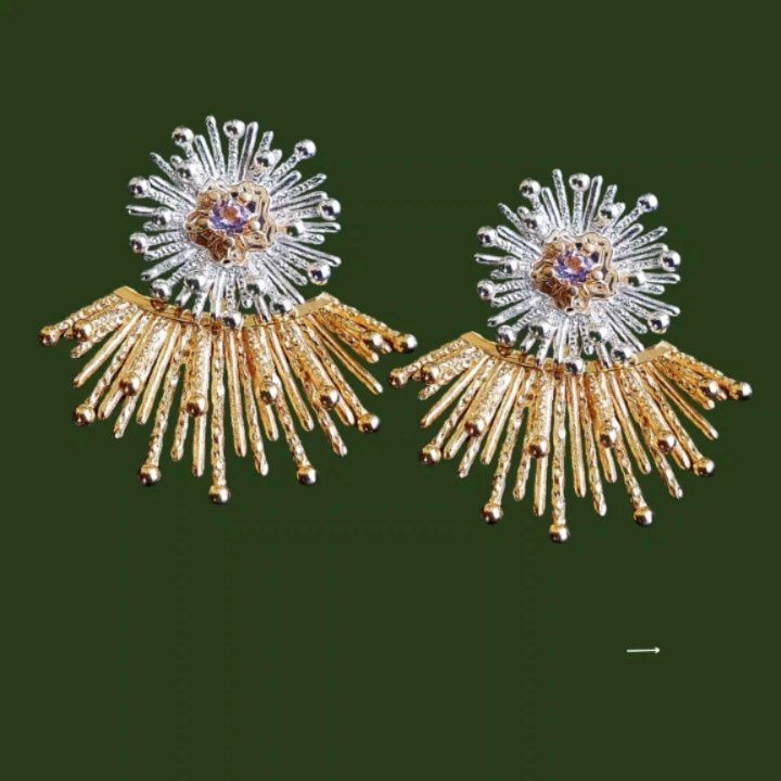 Sunshine is nature's way of reminding us that even after the darkest night, joy will return. Our Sunburst Series was created to offer you multiple ways to look and feel like Sunshine #glowgang
#josannemark #sunburstjewelry #sunburstearrings #jacketearrings #caribbeaninspired #designerjewelry #luxuryjewelry