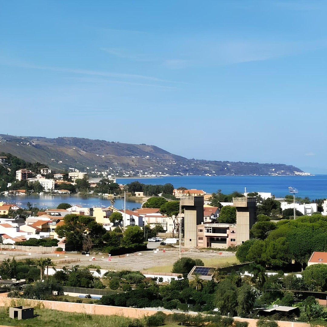 The Morandi Towers (Torri Morandi) are at the heart of an ambitious redevelopment project set to transform this parking area into a new cultural and tourist hub at Capo Peloro. Discover how history, sustainability, and new infrastructure are reshaping Torre Faro. Read our latest article on VisitCapoPeloro.com 📝
.
.
.
#TorreFaro #CapoPeloro #VisitCapoPeloro #StraitOfMessina #Messina #VisitMessina #VisitSicily #SicilyNews