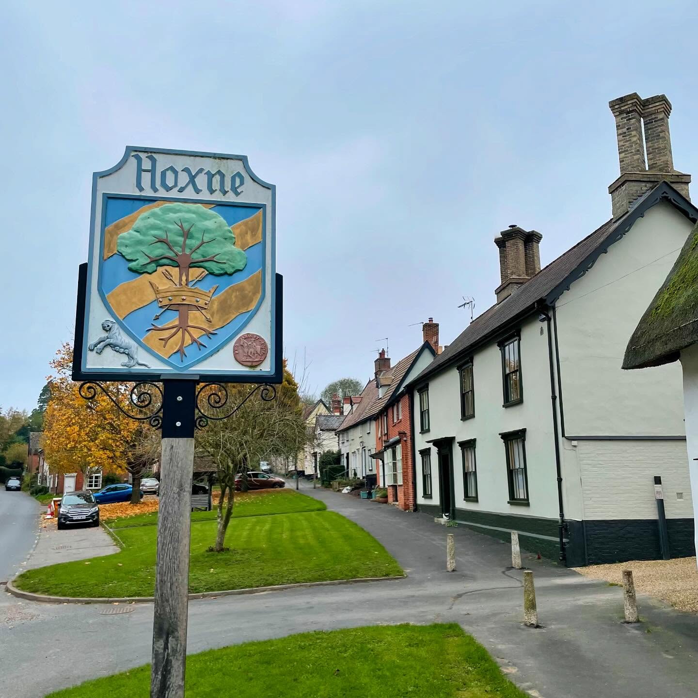 Took the day off work to visit Hoxne and celebrate All Saints Day today with our favourite Saint - Edmund!
.
Hoxne is a stunning, calm village, with a number of beautiful buildings and some really fantastic rural walks. It was looking particularly beautiful in is best autumnal colours today.
.
.
.
.
.
.
#hoxne #onmywalk #embracingtheseasons #myseasonalstory #autumn #autumncolours #fall #fallcolors #thatautumnmagic #autumnleaves #countryliving #countrysidewalk #englishcountryside