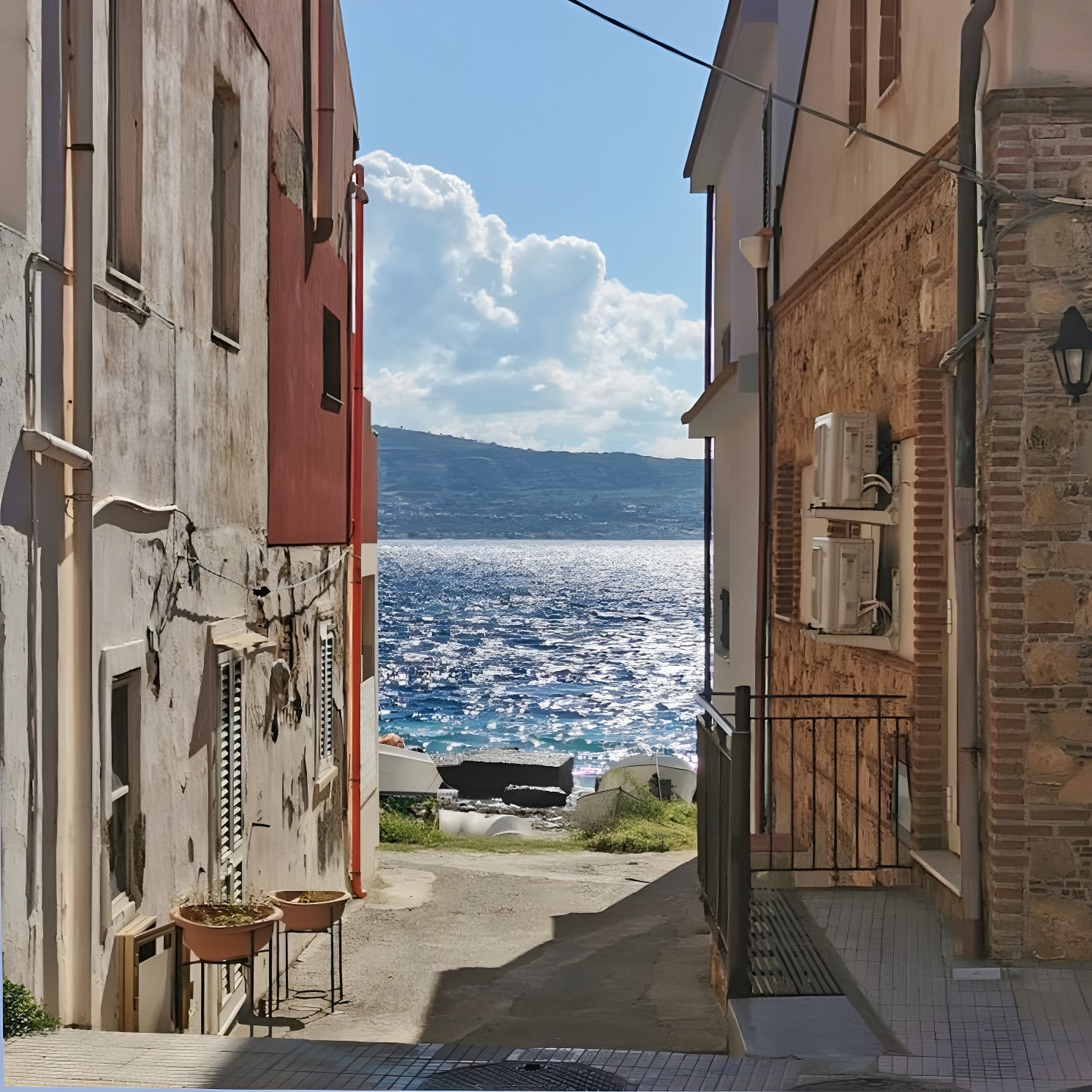 Walking through the alleys of Torre Faro, it takes just one glance to find yourself in front of breathtaking views: the blue of the sea peeking through the houses reveals the authentic beauty of this unique place.
Each glimpse offers a different perspective of the Strait of Messina, like small fragments of a moving painting.
.
Ph. by @rocaf91
.
#TorreFaro #StrettoDiMessina #CapoPeloro #VisitCapoPeloro #Messina #VisitMessina #Sicily #VisitSicily