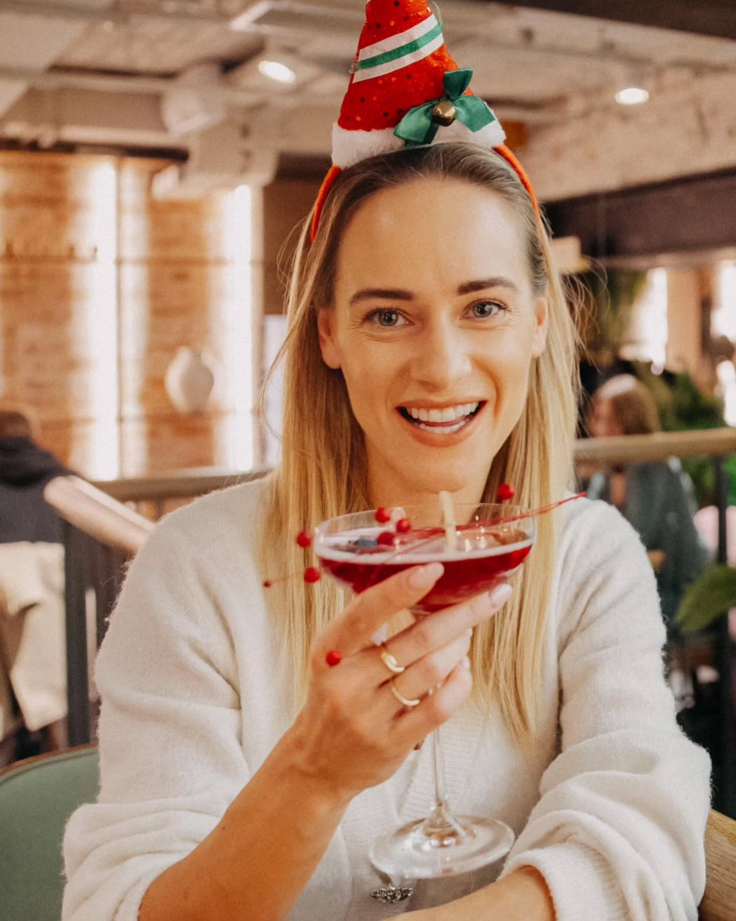 Gotowi na święta?? 🧑🎄❄️🌲🥂🍾🎁
📸@krzysztofza 🫶
#christmastree #christmas #holidaymood #december #christmasmood #gift #santaclaus #winter #snow #familytime #friends #fridaymood #coctail #spark #sparkling #ready #me #photo #phototime #coffebreak #red #white #grinch #omg