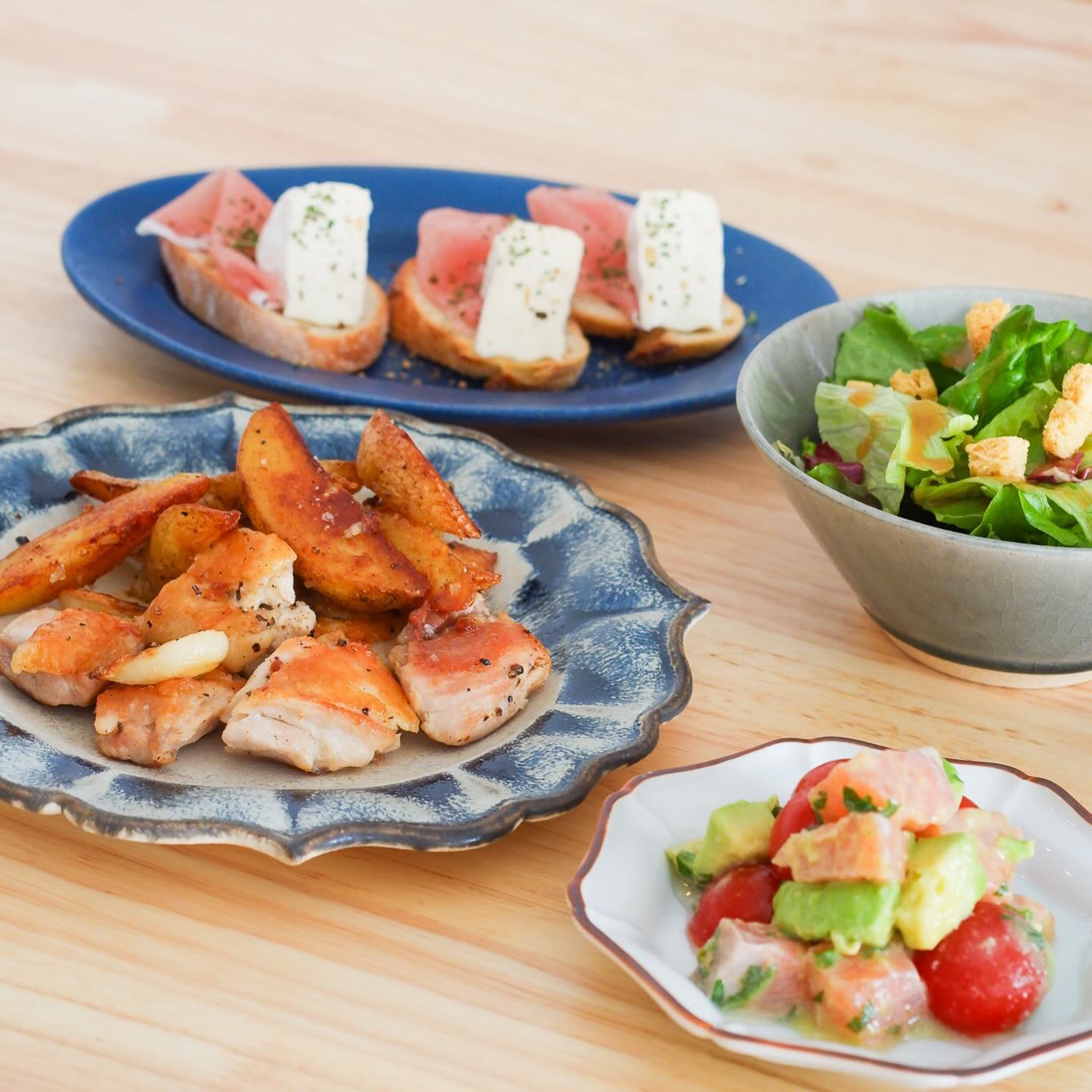 メリークリスマス🎄
.
.
25日が休みなことに数日前気づき(気づくの遅かっただけでずっと前から休みは決まってた。笑)、家でゆっくりしたかったので簡単にクリスマスメニュー🎅
最近休みの日の夜はあんまりご飯食べられないので、ランチにしました🍗
.
毎年この時期は今年もいい1年だったな〜と振り返って終わるのですが、2024年は本当に最悪の年で、2度と来てほしくない🤦♀️
本厄の本領発揮、身内の不幸、自分の病院通い&常に体調不良、もらった薬が合わなくて副作用などなど、、、
ほかにも小さなことはいろいろあるのですが、来年はちゃんと早めに厄払い行って、自分も周りも健康に過ごせる年にしたい🥲(32歳とは思えぬ抱負)
.
お仕事は、2023年から少しずつまた会社員比重を重くして、2024年は会社で大きなPJをいくつか担当しつつ、久しぶりに激務の1年でほぼ身動きが取れなかったのですが、細々とお仕事もお引き受けしております🫡
既存のお仕事がほとんどですが、今年は少しだけ新しいお仕事を担当させていただきました。
2025年はまた状況が変わるので、都度様子見ながら、楽しいと思えることをたくさんしたいです😊
.
忙しいなりにも時間を作っていろんなことにチャレンジしたり、遊んだり、おいしいものを食べたりとプライベートも充実させつつ、無理な時は休む!安静!も覚えたので、来年は心から楽しい1年になりますように🙏
.
#管理栄養士 #調理師 #フードコーディネーター #フードスペシャリスト #発酵食スペシャリスト #薬膳コーディネーター #nadiaartist #クリスマスランチ