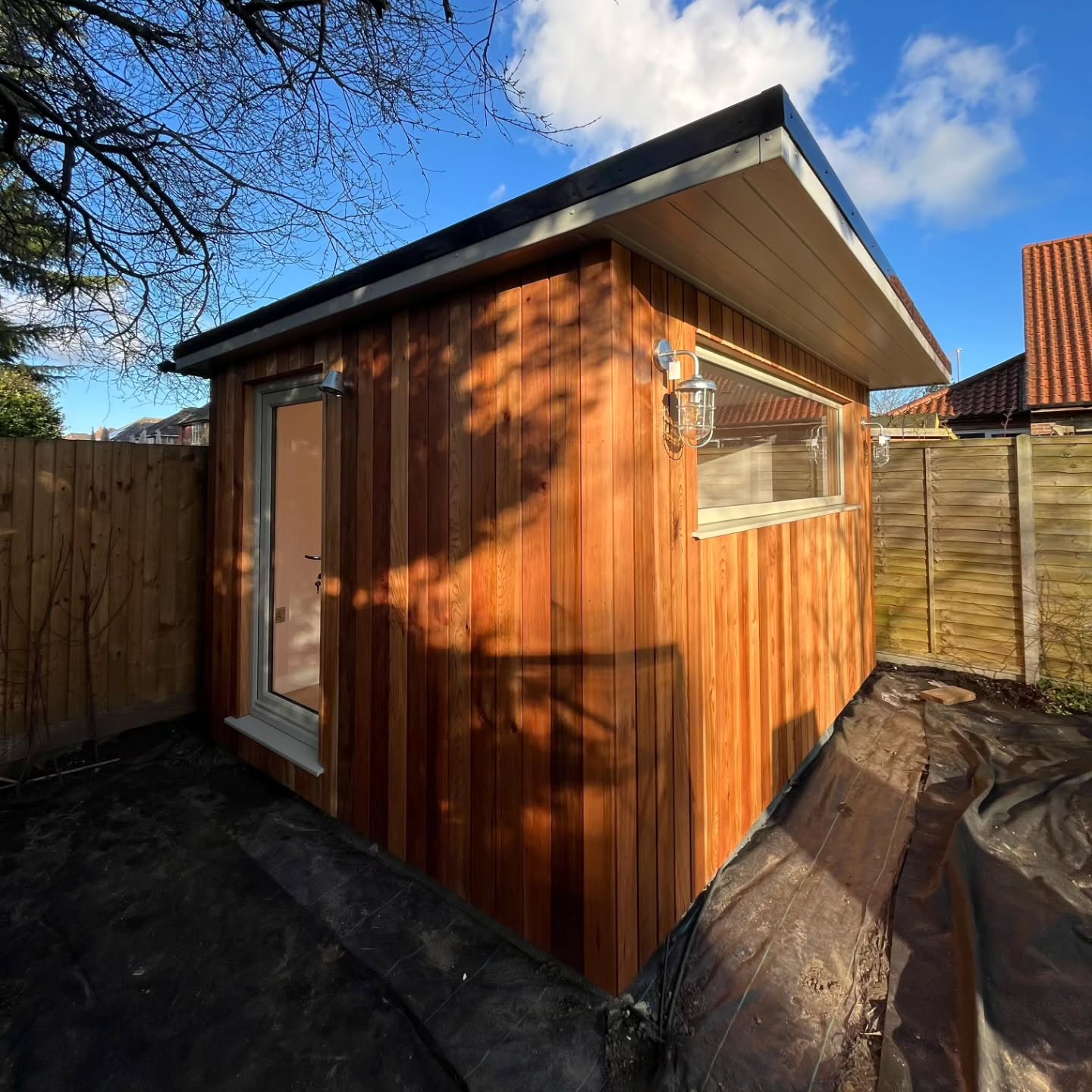 Home office of dreams! 😍
The perfect space for a bit of peace and quiet away from a busy house 🏠
#readgardenrooms #GardenRoom #homeoffice #HomeGym #studio #cedarcladding #cedar #agategrey #norfolk #norwich #localbusiness