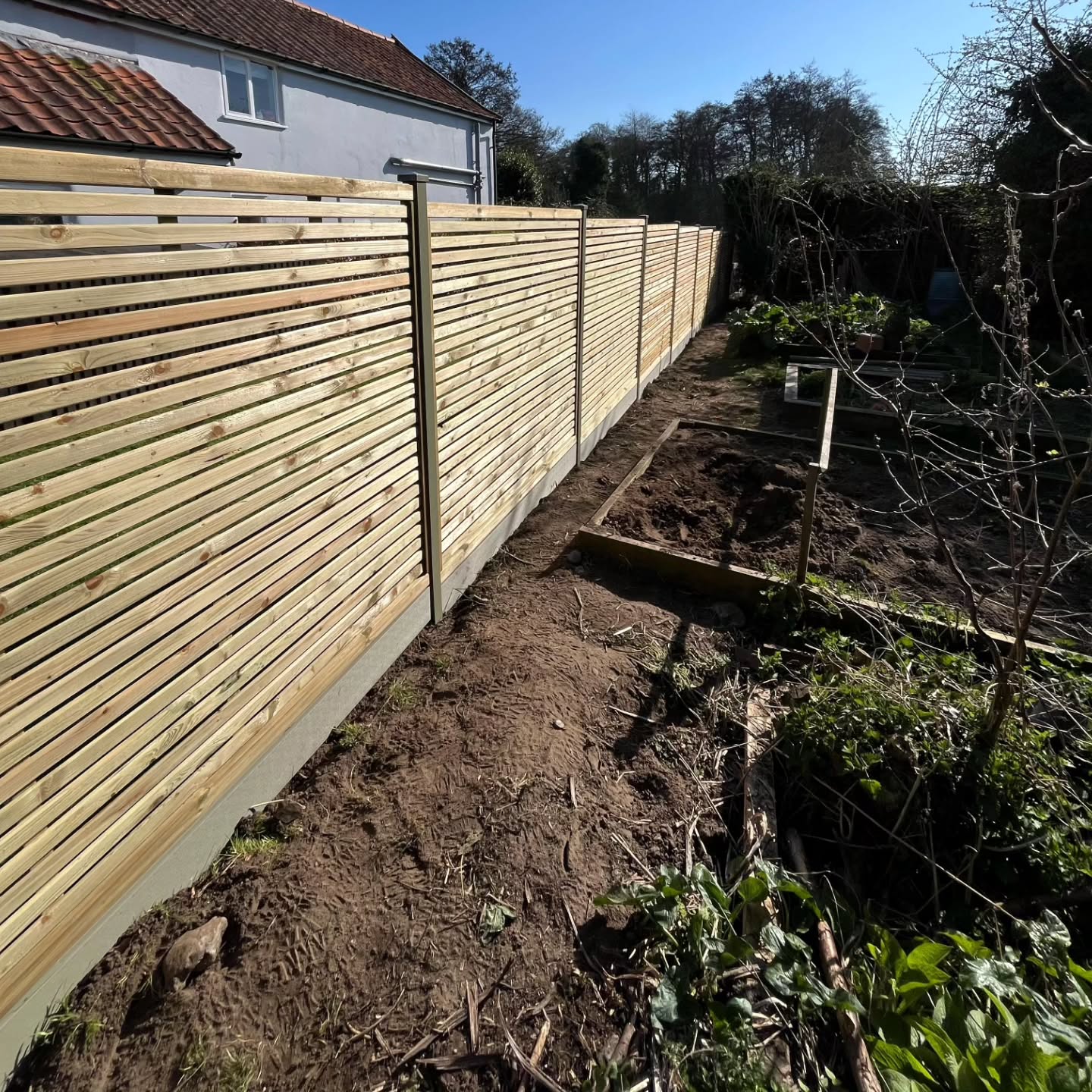 Fencing today! We've installed 9 slatted fence panels and @durapost_uk to give this garden a new look and keep the muntjac deer out 🦌 lovely day for it, final bit of tidying up to do tomorrow 🌞
#readgardenrooms #landscaping #fencing #durapost #homeimprovement #gardeninspo #norfolk #localbusiness