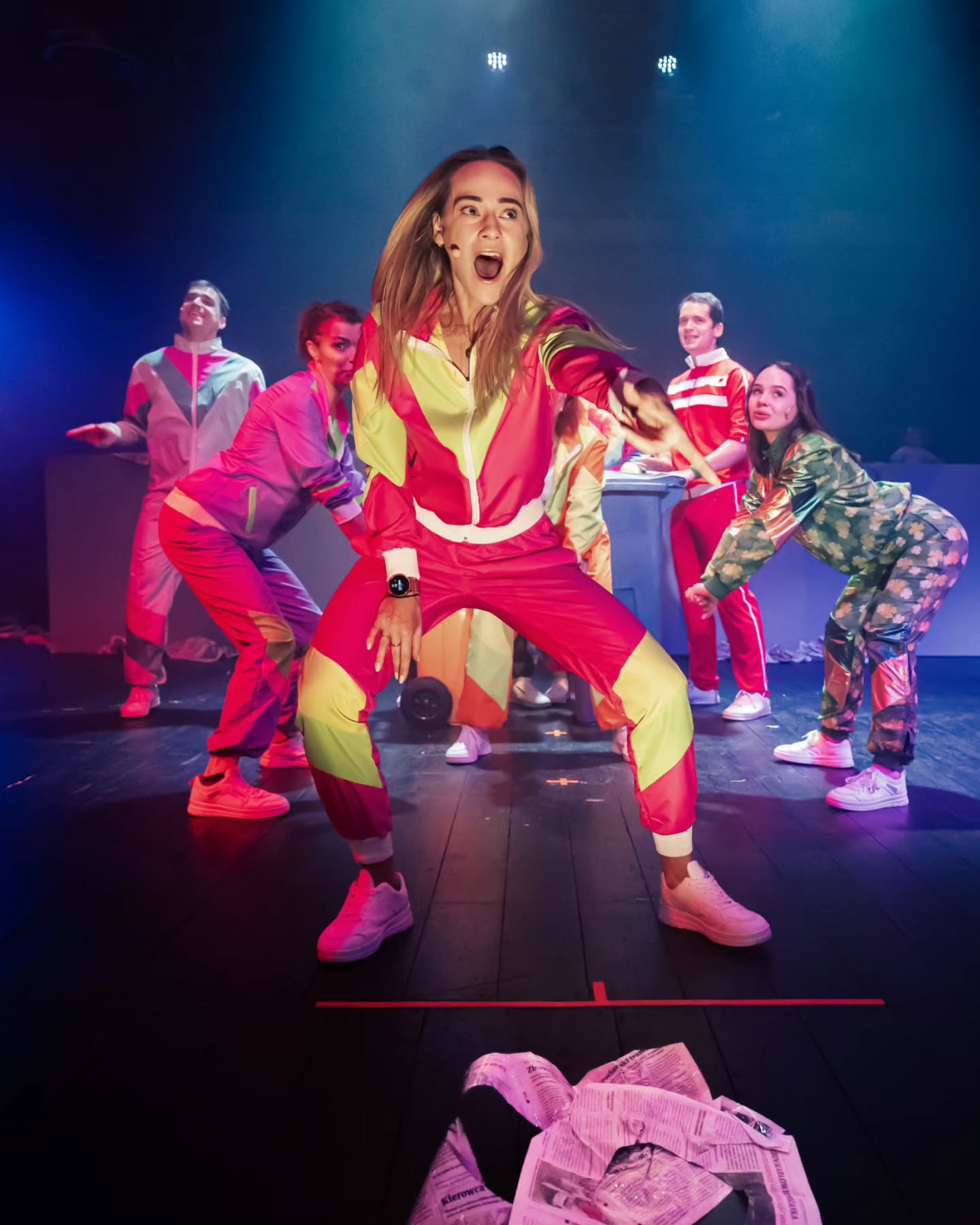 "Posłuchajcie tej historii o dziewczynie, która miała wygląd psa i twarz świni, ust pełne zębów a każdy z innego uśmiechu, oczy kaprawe a każde z innego zestawu" - W najbliższy piątek, sobotę i w niedzielę 25-27.04 ostatni raz puścimy naszego kolorowego " Pawia" w tym sezonie, dla Was! Wpadajcie do teatru bo to, po prostu, trzeba zobaczyć!🦚🦚🔥🔥💪
A zagrane i wyreżyserowane jest przez najlepszą ekipę 🫶
@igor_kowalik_aktor
@_klarmanka
@a.oblakowska
@katarzyna_janekowicz
@krzysztofbrzazgon
@maciej.mazurkiewicz.official
@maciej.gisman.ofc
@bartosz_bulawa
Foto 📸📸 @przerwanaarbuza 🫶🔥
#pawkrolowej #spektakl #teatr #my #dreamteam #kolor #sila #historia #moc #masłowska #paw #niesmiesznie