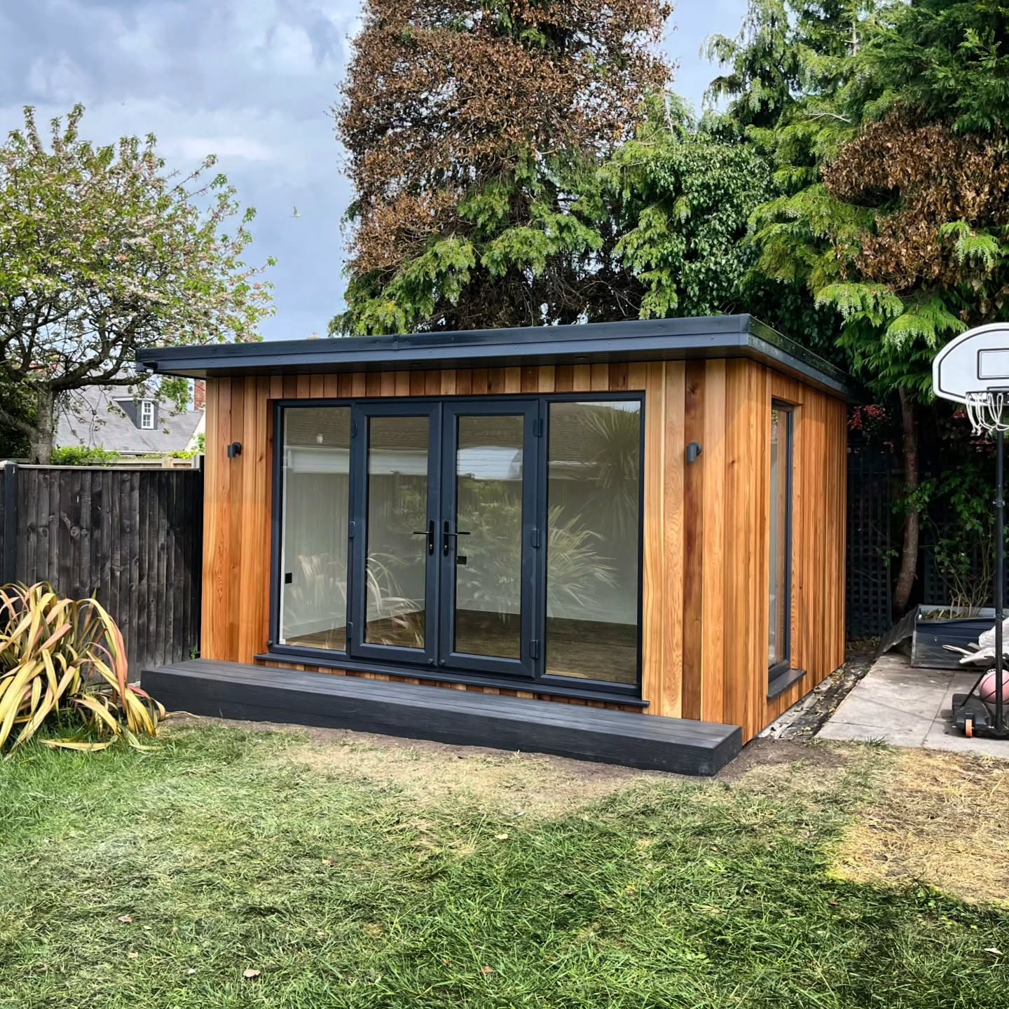 SWIPE TO UNDO ➡️
Flick through to see our most recent project at different stages of the build!
From site clearance to decorating (and everything in between), we've got it covered 👊
#readgardenrooms #GardenRoom #homeoffice #HomeGym #homeimprovement #gardenbuilding #annexe #Airbnb #cedarcladding #bespokebuilding #norfolk #Suffolk #norwich #localbusiness