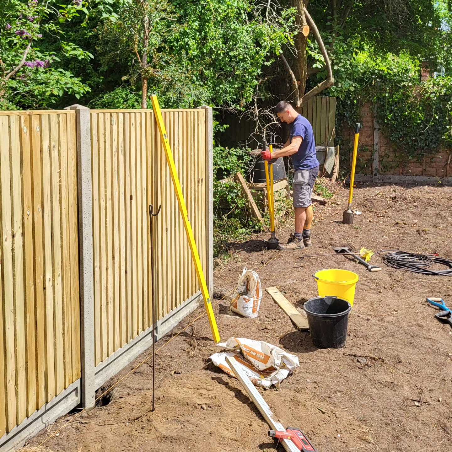 A blank canvas! We've spent a few days clearing and fencing this garden, ready for a garden room install later in the summer ☀️
The garden is now both dog and child secure, awaiting a new lease of life! Watch this space 👀
#readgardenrooms #GardenRoom #landscaping #fencing #homeimprovement #houserenovations #norwich #norfolk