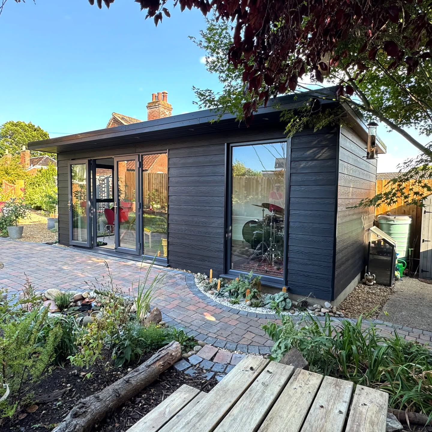 The 'Rhubarb Recording Studio', all kitted out, fully landscaped and looking awesome in the sunshine 🌞🥁🎹
#readgardenrooms #musicroom #GardenRoom #recordingstudios #gardenbuilding #gardendesign #gardeninspo #blackcladding #cedral