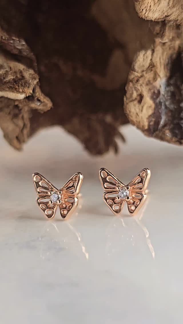 Perfect for someone who loves dainty, everyday jewelry. These rose gold butterfly studs with tiny sparkling diamonds are just sooo sweet.
Lightweight, timeless, and super easy to wear—they’re a thoughtful gift or the perfect little treat for yourself. 🦋
#DaintyStuds #ButterflyJewelry #RoseGoldStuds #DiamondStuds #GiftIdeas