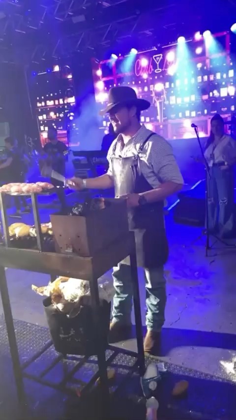 "A felicidade não é a ausência de conflito
e sim a habilidade de lidar com ele.
Uma pessoa feliz não tem o melhor de tudo,
mas ela torna tudo melhor"
Um pouco do rodeio de colorado, churrasco no palco com @guilhermeebenuto e grandes amigos!
Agradecer ao meu amigo parceiro @marcelosichieri pela oportunidade e pela festa top que toda organização proporcionou pra nós!
Agradecer a @mikasegura por fornecer alguns dos vídeos e fotos e tbm @julienisantos por emprestar seu desodorante pra acender o fogo e a @tahconstantino_ pelo papel higiênico kkkkkkkkkkkkkk
#socoloradosuperacolorado
@srcolorado
@lessejv