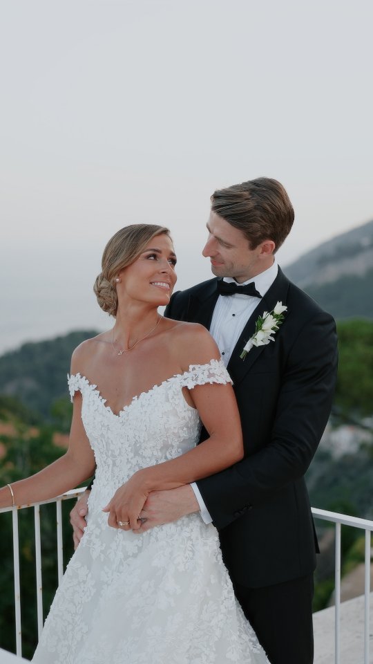 THAT'S AMORE IN RAVELLO✨
In love with this new colorful story! Thanks to all the team and absolutely to the stunning Jessica & Stuart!!!
.
Wedding planner: @amalfi_wedding_planner
Photographer: @kirandiraphotography
Video: @gioderosavideographer
Venue: @villaevaravello
Makeup: @joannafalangamakeup_
Flowers: @kuts_flowers
See more works⬇️
https://www.gioderosavideographer.com/
.
.
#weddingfilm #wedding #weddingvideo #amalficoastwedding2024 #amalficoastwedding2025 #wedding2024 #wedding2025 #weddinginspiration #weddingfilmmaker #instawedding #destinationwedding #weddingfilms #weddingplanneritalia