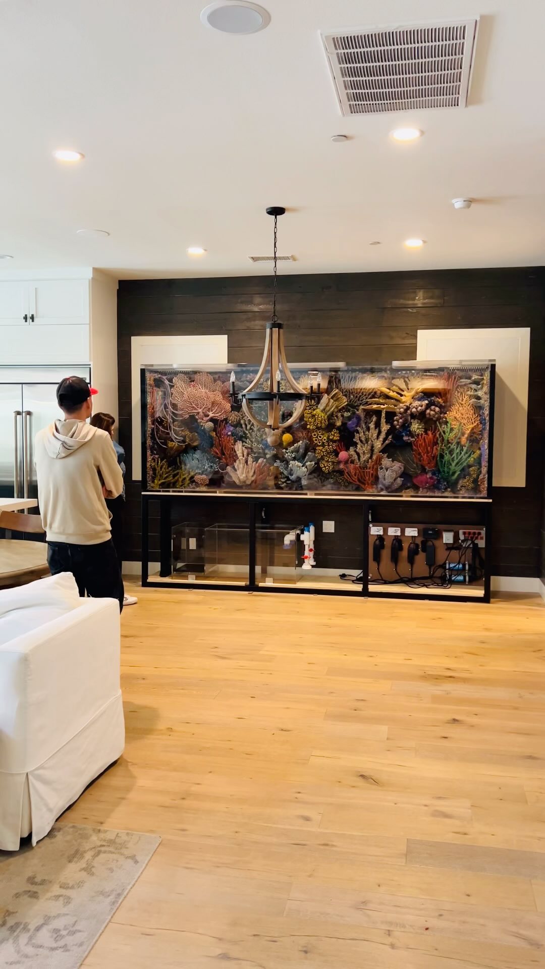 Making waves and delivering smiles one giant tank at a time!
.
.
.
.
#customaquarium #aquariumlife #customfishtank #oceansaquarium #oceansaquariumdesign #homeaquarium #aquariumdesign #aquariumtank #aquariumlove