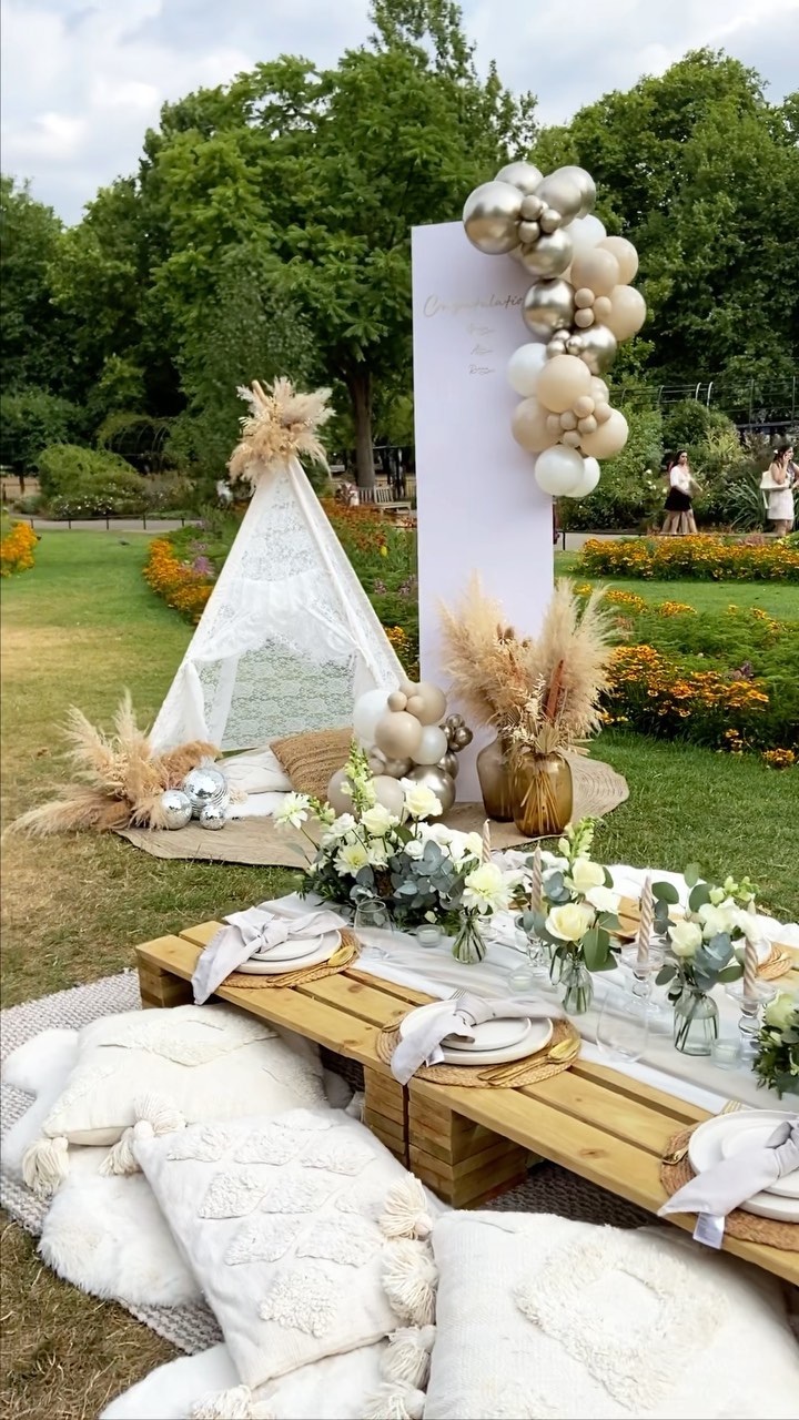 Another Day Another London Location 🤍
GRADUATION MOMENTS 🎓
What a dream to be asked to create this little moment in one of the most beautiful Parks in London 🌳
Can’t thank you enough Laura for the last minute florals, and your mum… Dream Team 🌸
@taliamusic.uk also bringing the most beautiful voice to the moment… You’re incredible Talia 🎵
DM for more info or to book ✨
#outdoordining #luxepicnic #partyideas #tablescape #balloongarland #londonmoments