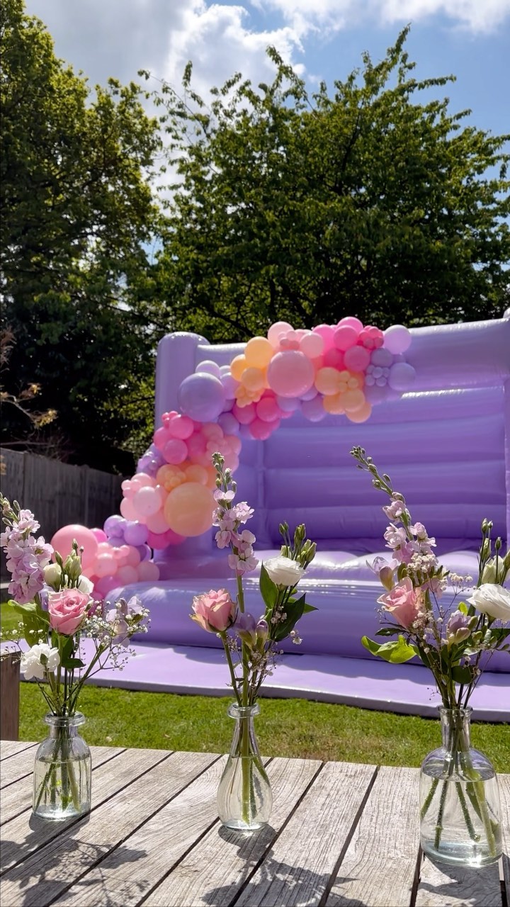 What dreams are made of ✨
@stylishteepeesandpicnics Balloons x @deucesevents_ lilac Bouncy 💜
#balloongarland #bouncycastleballoongarland #bouncycastleballoons #balloonshertfordshire #balloonstylist #balloondecor #mumsofhertfordshire #gardenparty #gardenparty #gardenmoments #balloondecoration #balloonartist