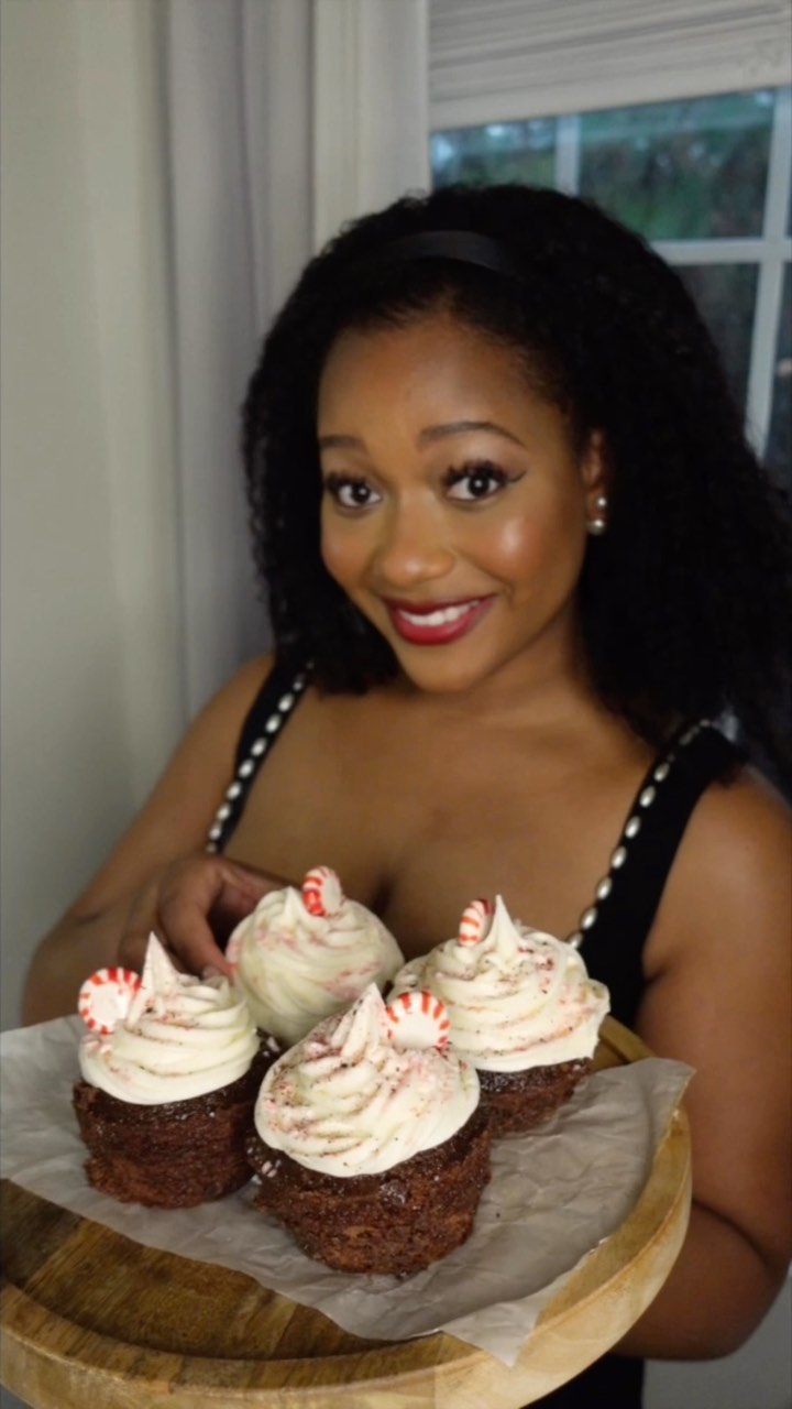 Christmas cupcake anyone? 🧁🍫
📰 Full Recipe EbonyNikita.com
Chocolate cupcake 🧁 with peppermint candy frosting!
.
.
.
.
.