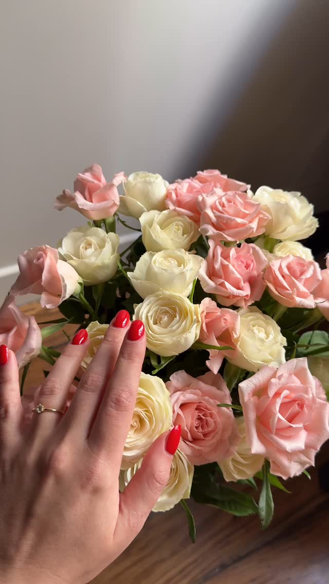 Les plus belles fleurs pour les plus belles mains 💅❤️#manucurerusseparis #manucurerusse #manucureparis #onglesparis #русскийманикюрпариж #маникюрпариж #onglesparfaits #perfectnails #hailybiebernails #vernissemipermanentparis