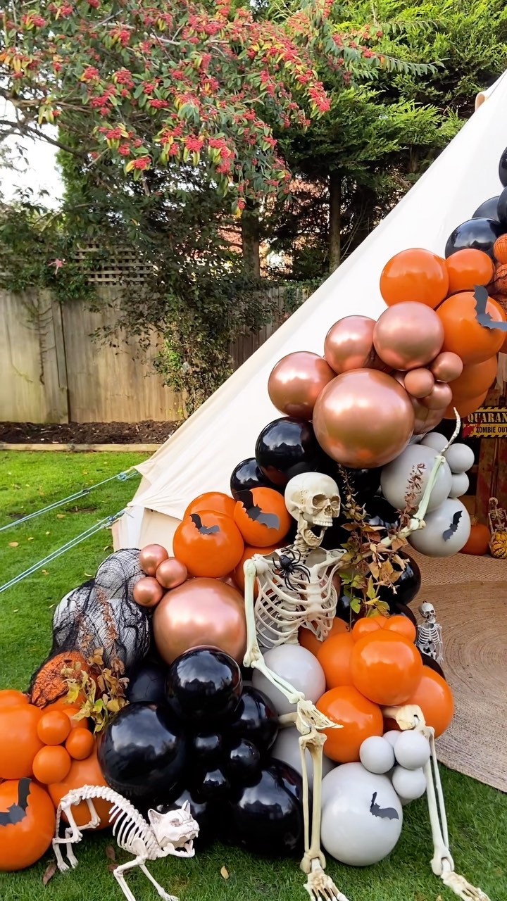 H A L L O W E E N 💀
A haunted moment to remember, day to night for the little ones to the adults 🦇
Have the best time @lorn_aka_drama 🎃
#halloweenballoongarland #halloweendecor #halloweenbelltent #halloweenbell #momentstoremember #belltentinteriors #belltenthire #belltentparty #luxemoments #familymoments #mumsofinstagram #mumsofhertfordshire #mumsofessex #essexbelltent #hertfordshirebelltent #bedfordshirebelltents
@proballoonshop @kalisanballoons @partydelightsuk