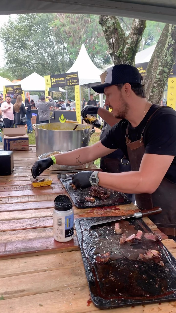Registros de uma experiência única no Maior Festival de Churrasco do sul do Mundo, agradeço ao meu amigo @felipebilk_churrasqueiro pela oportunidade de trabalhar junto e ao @djangoemchamas por realizar esse evento incrível para todos participantes, assadores e auxiliares!
.
Nossa estação era de picanha no varal finalizada na parrilla, com acompanhamento de purê de mandioquinha salsa e farofa de torresmo! Um sucesso!
.
Dentre as 40 estações de carne presentes no evento a nossa foi a premiada como a número 1 pelo voto popular! Eleito o melhor prato do @djangoemchamas 🔥
.
Feliz por fazer parte desse momento!
Obrigado e até a próxima! 👊🏻🥩