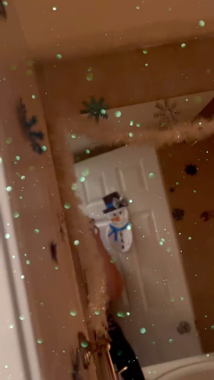 Before Christmas is over I wanted to share some of the decorations I made. Happy Holidays!🎄❄️☃️
Made by Hand:
•snowman door hanger
•snowflakes
•wooden snowflake door hanger
•christmas bells door hanger