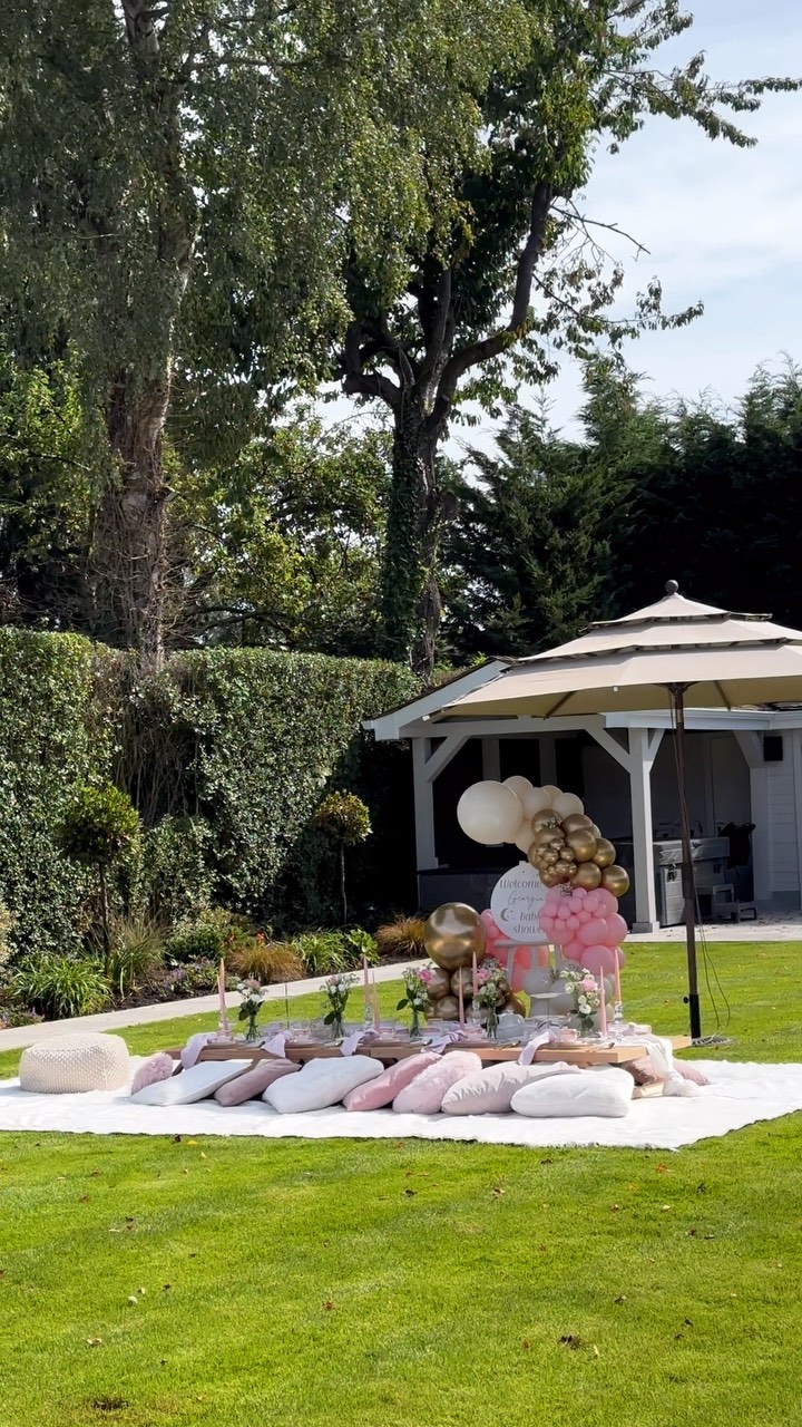 Baby Shower Moments 🌸
Afternoon Tea was the requests so we hired a cute little tea set from @dottie_about_cake 🫖
Beautyful balloons by @trioeventshire_ 🫶🏽
#afternoonteababyshower #babyshowerluxepicnic #luxepicnichertfordshire #babyshowermoments #picnichertfordshire #luxepicnics #luxepicnic #picnicparty #gardenpicnic #tablescapestyling #tablestyling #setdresser