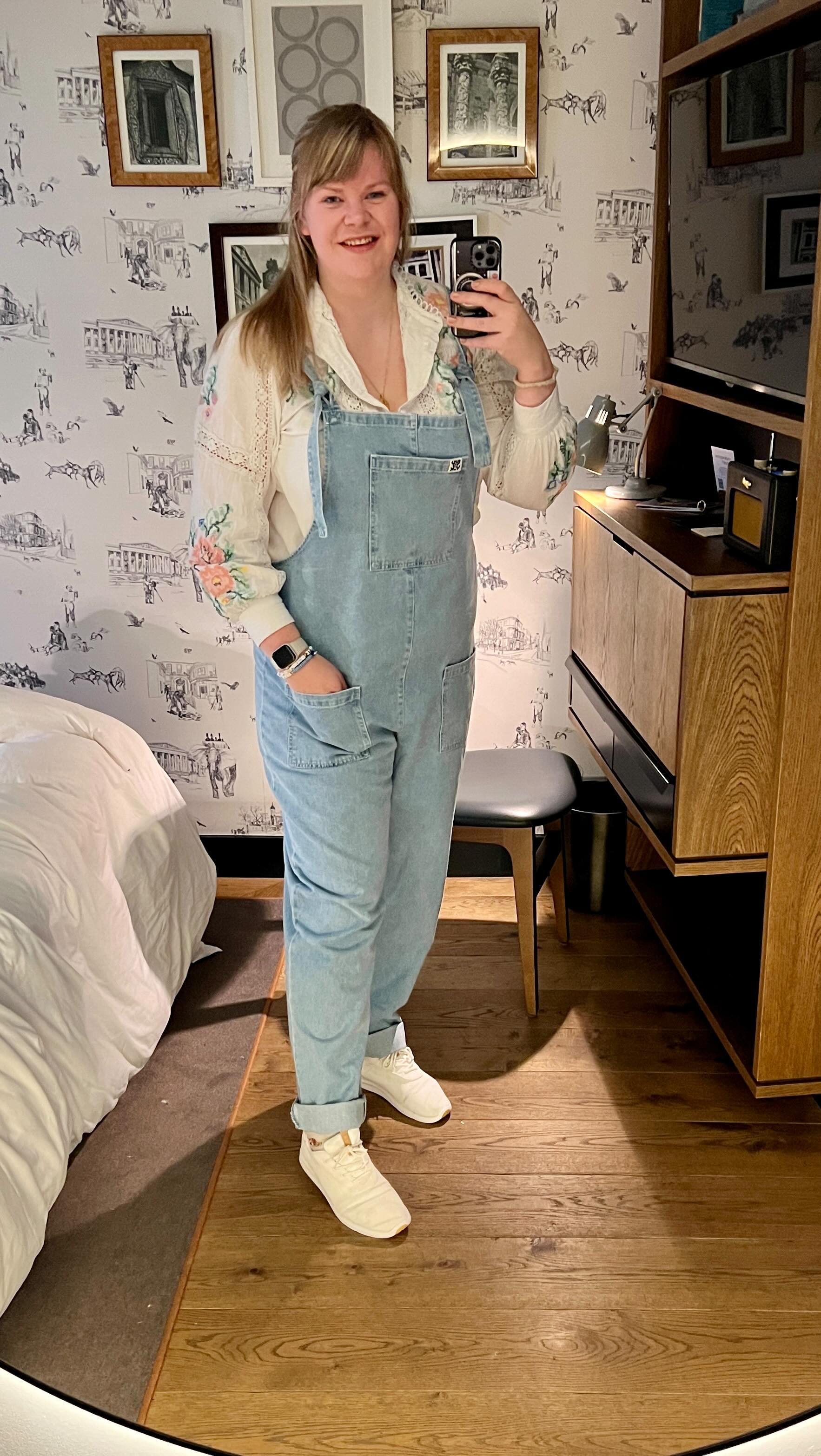 Thrive 2024: Day 2!
Three amazing shoots with @esmewhitesidephotography @jogreenfieldthephotographer and @joyzamoraphoto!
Then the long journey home to the midlands for a lovely glass of wine! I can't wait to start editing these shoots over the next few days! But first catch up and cuddle with my baby boy after my first time away from him!
Thank you @devlinphotos and her amazing team at @photographyfarm it was lovely to see @katierogersphotography and @kirstymcelroyphotography again!