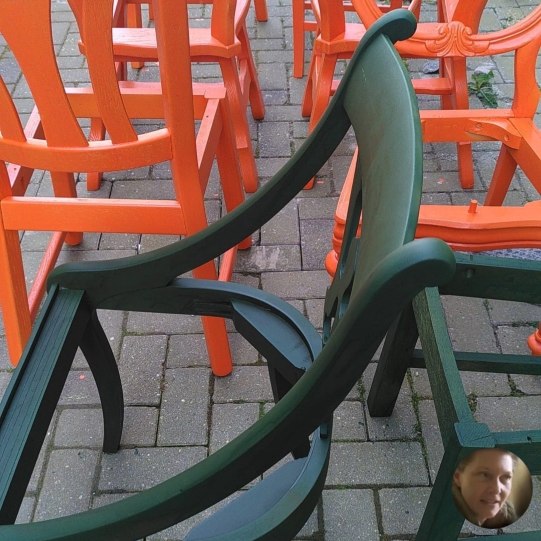 Kijk nou toch.... Onze stoelen waren tot nu toe handgeschilderd, maar ze zagen er altijd zo goed uit dat mensen dachten dat ze gespoten waren. En dat doen we nu ook!
Bij OPNIEUW zijn de eerste proeven geslaagd in de spuitcabine die speciaal is aangeschaft om @theupcyclecollection te kunnen maken. En samen met het overschot wat anders afval wordt van @hetgoed kunnen we opeens heeel veeel meer meubels weer woest aantrekkelijk maken!
Dit is het eerste resultaat van deze week, want we hebben gelijk een opdracht voor 64 stoelen gekregen. Mét de nieuwe bekleding, maar dat is een verhaal voor de volgende keer.
#TheUpcycleCollection #sociaalverhaal #circulaireprojectinrichting #hetgoed #opnieuw #fromwastetowanted #bylouisecohen