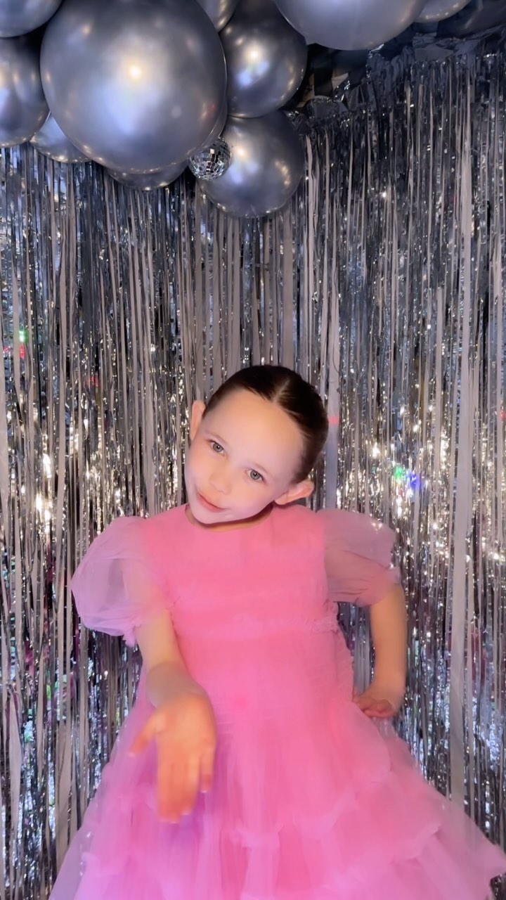 all the silver… balloon ceiling • disco balls • garlands • light up dance floor 🪩
balloons @proballoonshop @kalisanballoons
dance floor @cosmic.events
#partyathome #70thbirthday #balloongarland #balloonceiling #balloonceilingdecor #lightupdancefloor #eventplanner #eventstylists #athomeparty #mumsofinstagram #hertfordshirebusiness #discoballdecor #discoballs #discoballparty #silverbackdrop #backdrops #partyhertfordshire