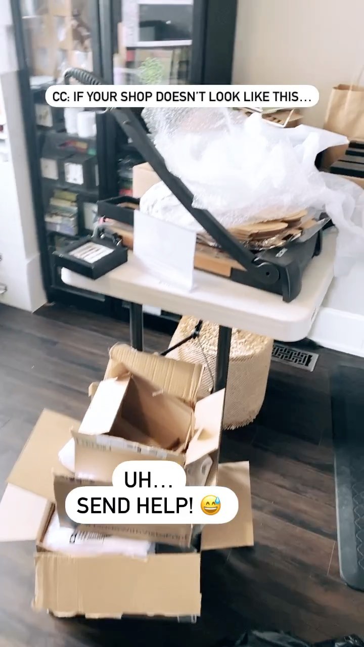 The Christmas prep chaos is real!
#paperartist #handmadeincanada #canadianartist #handcutpaper #papercuttingart #papercuttingartist #madeinontario #shopsmallontario #durhamregionhandmade