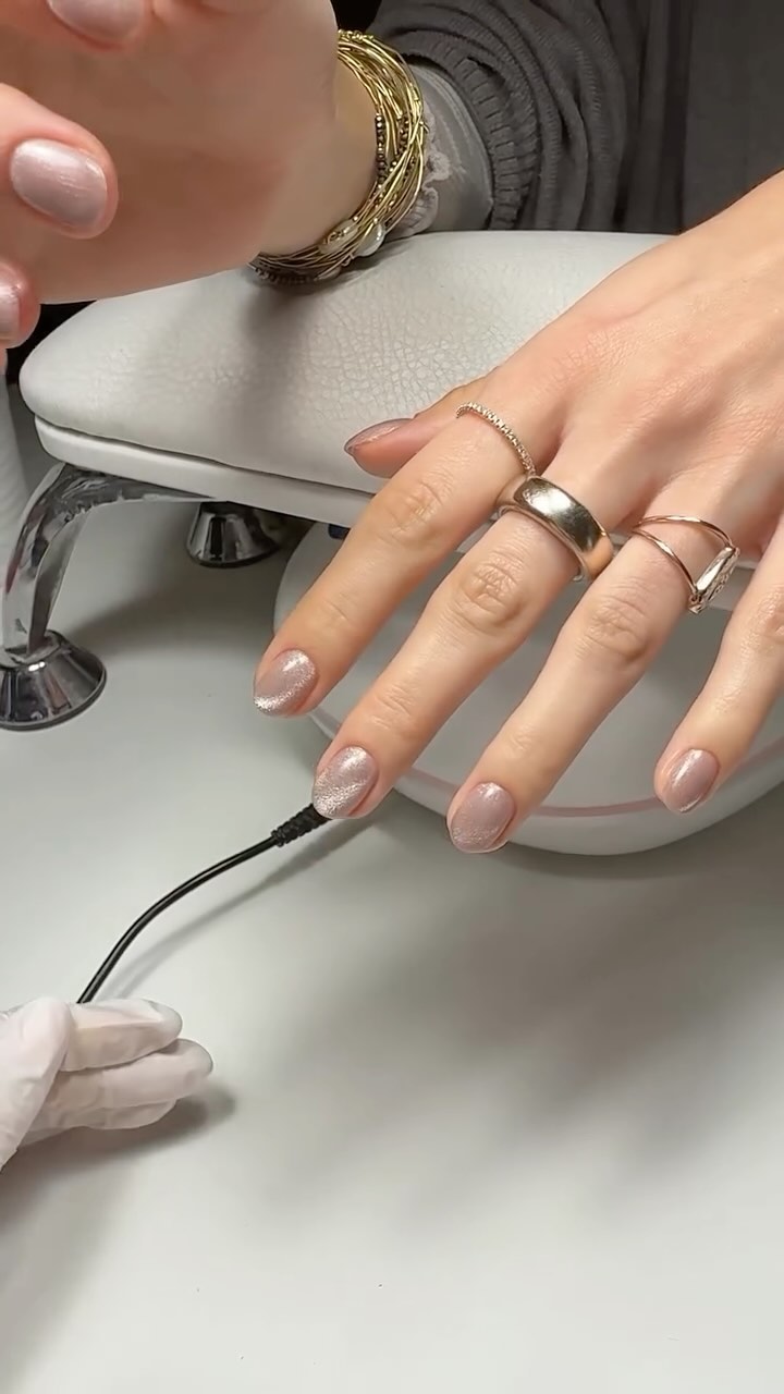 Cat’s eye ✨
N’oubliez pas de réserver votre rendez-vous avant Noël
#manucurerusse #маникюрпариж #парижманикюр #onglesparis #париж #рaris #парижногти #ногтипариж #manucurerusseparis #русскийманикюрпариж #vernissemipermanent #parisongles #parismanucure #manucure #manucureparis #vernissemipermanentparis #semipermanentparis #russianmanucure #onglesparfaits #hailybiebernails
#perfectnails #christmasnails