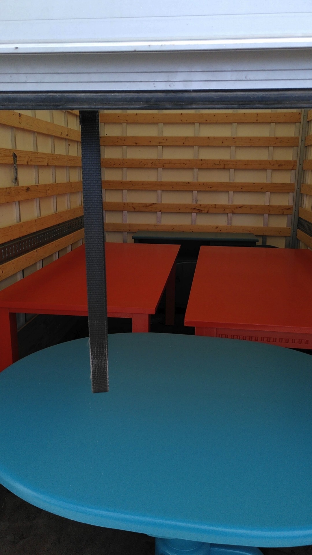 Het gaat lukken...! De droom van onze ontwerpster @louisecohen.nl Louise Cohen polyvalent designer was om met @theupcyclecollection zo veel mogelijk spullen te redden van de afvalberg.
En in de nieuwe samenwerking met @hetgoed met het overschot van 30 winkels kunnen we heel veel meer impact gaan maken! Zo kunnen we met onze gedeelde missie een nóg grotere bijdrage leveren aan de transitie naar een circulaire, en inclusieve, economie.
Een voorbeeldje van wat er te redden valt. Hier onze laatste levering die klaar staat voor @projectum_aps om geplaatst te worden in het Gemeentehuis in IJsselstein. Zie je dat mooie dikke houten blad van de blauwe ronde tafel? Verderop in het filmpje zie je waar we die uit de container gered hebben. Toch mooi dat we dat massieve hout weer woest aantrekkelijk hebben gemaakt, vind je ook niet?
#TheUpcycleCollection #circulaireprojectinrichting #byLouiseCohen