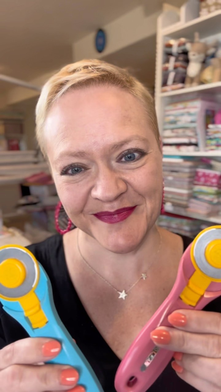 45mm Olfa Rotary Cutters are my tried and true go-to. What about you?!
@olfa_craft #olfa #olfarotarycutter #triedandtrue @yvetterenecreations @piecingitreal #quilting #ilurvefpp #fppismyjam #fppguru #fpp