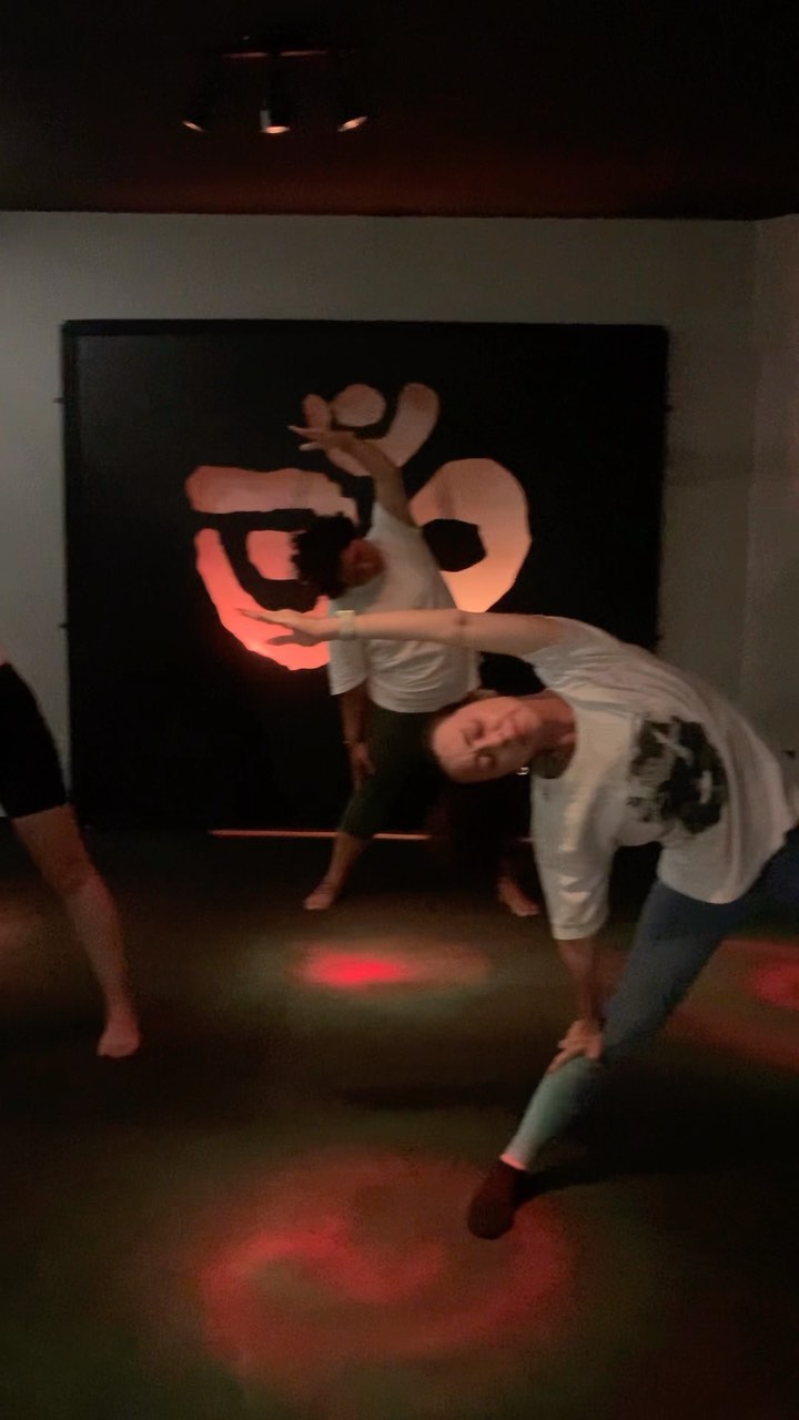 Prática de ontem com @fabircastro @mariellentamara @patipereira
🧘🏻♀️🧘🏻♀️🧘🏻♀️
#yoga #yogatime #yogapractice #focus #selfcare #meditation