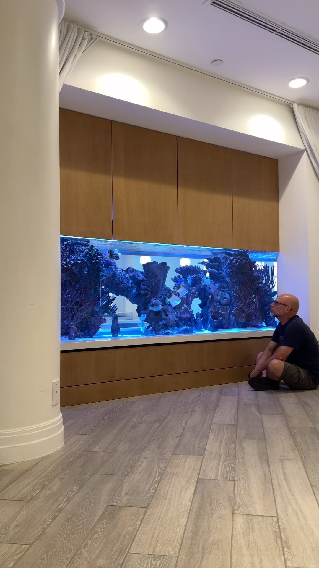 Four years ago, we transformed the Laguna Cliffs Marriott with a stunning custom aquarium! 🌟
Experience the magic of our design, still enchanting guests today! ✨
#OceansAquariumDesign #LagunaCliffsMarriott #AquariumInstallation #LuxuryLiving #customaquarium #customfishtank