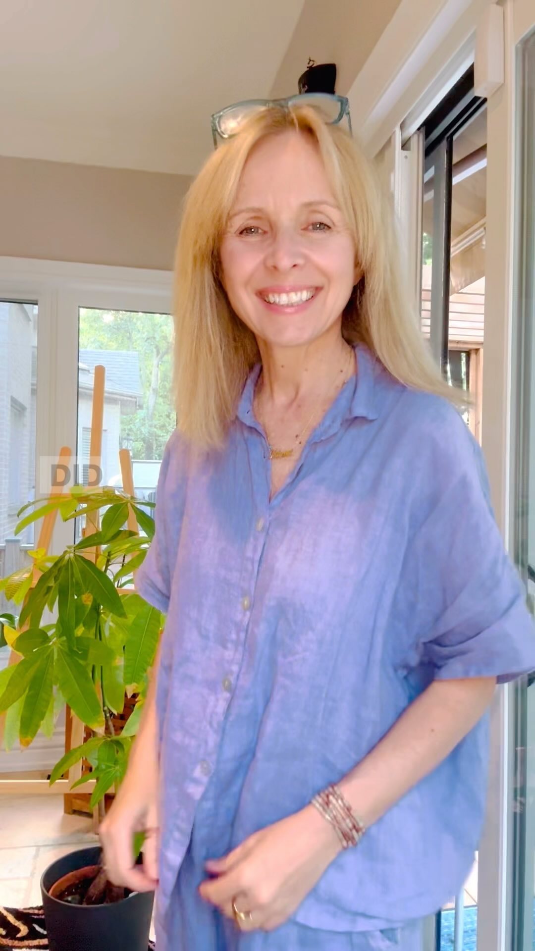 Those ears do more than listening! 🎧Massaging your entire ear area each day can help with the following:
* opening blockages in your organs
* increasing mental clarity
* increasing life force energy
* balancing the energy for your entire body
* hearing problems
How: Massage your entire ear from the top down to the lobe. Then pull your lobe and hold it for three seconds. Release and repeat the entire exercise 9 times. Do both ears simultaneously. Chant the sound “chueeee” if you feel comfortable but you don't have to.
how long: one minute
How often: has needed
best times: 5:00 to 9:00 AM and 3:00 to 7:00 PM
Description courtesy of the book head to toe healing.
We do these qi healing exercises in our ONLINE sessions every week. You can join in through my bio.
#chinesemedicineworks #chinesemedicinetips #hearing problems #energybalance #energymedicinetips #wednesdaywellnesstips #healthtips #healthtips