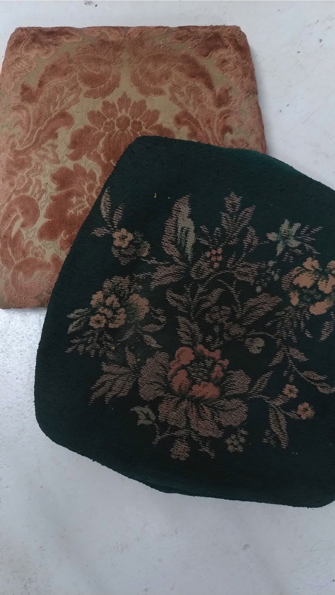 Stofferen is al eeuwen een vak en het is onderdeel van het maken van THE UPCYCLE COLLECTION. Bij het verwijderen van oude lagen komen we dus regelmatig het werk van onze collega's tegen en soms zie je de verschillende tijdperken en stijlen voorbij vliegen.
Dit waren destijds 2 hele dure en chique stoffen en wij gaan zorgen door de nieuwe tijdloze bekleding dat deze stoel weer heel wat jaren mee kan! Hoe mooi is dat?
#TheUpcycleCollection #circulairinterieur #doingitdurably #kwaliteitkentgeentijd #opnieuw #fromwastetowanted #byLouiseCohen