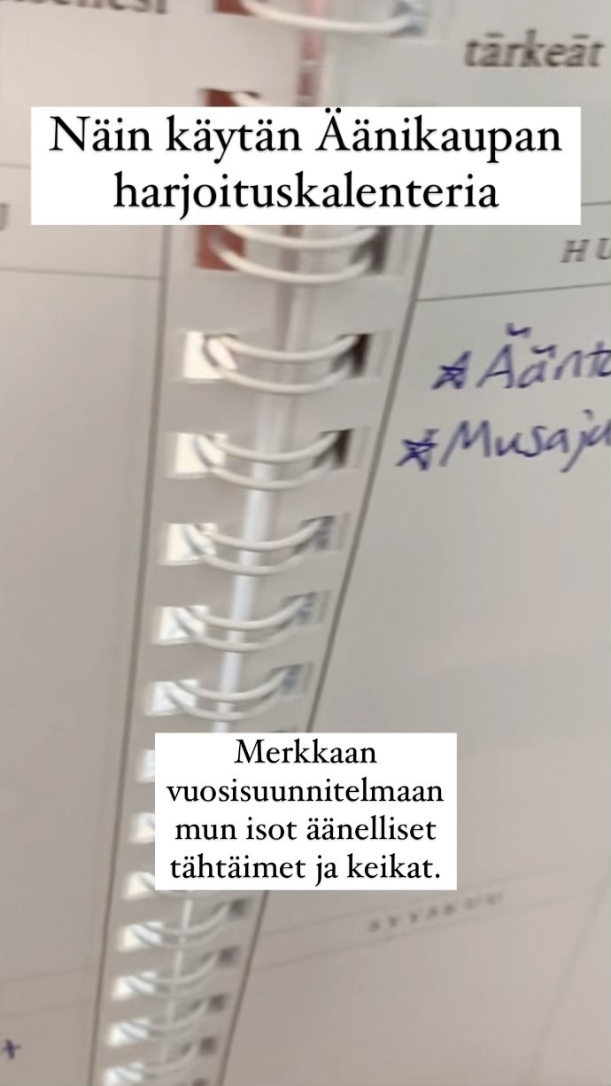 Äänikaupan harjoituskalenteri on ollut tänä keväänä kovassa käytössä, kun oon ottanu itselleni treenirutiinia takaisin - tavoitteena palautella ylärekisteriä, joka äitiyslomien aikana jäi muutamaksi vuodeksi vähemmälle käytölle 🙈 sisäisenä (alimpana mahdollisena) alttona viihdyn c-c2 taajuuksilla ja sitä korkeammalle meneviä biisejä ei tule itse laulettua, ellei joku muu pakota 😂 mutta ylärekkarin treenaaminen on huippukivaa, motivoivaa ja se antaa sävyjä myös alempiin ääniin! Lisäksi se ketteröittää ja notkeuttaa ääntä ihanasti ❤️
Harjoituskalenteriin merkkailen kuukausitasolla treeniteemoja sekä isoimmat keikat, joihin pitää treenata ohjelmistoa. Viikkotasolla suunnittelen tärkeimmät treenisisällöt ja pidän treenipäiväkirjaa mitä milloinkin oikeasti tein (totuus on että joskus tekniikkatreeni vaihtuu paniikki-ohjelmistotreeniksi 😂) vaikka täydellisessä maailmassa toki ehtisi aina molempia 😅🙈 näihin muistiinpanoihin on virkistävää palata myös jälkikäteen katsomaan, mihin sitä on oman treeniaikansa käyttänyt ja mihin kenties sitä voisi enemmän käyttää…
Lisäksi kalenterissa voi pitää kirjaa treenifiiliksistä ja vedenjuonnista, mitkä on pitkällä aikavälillä keskeisiä äänihyvinvoinnin osatekijöitä 🫶